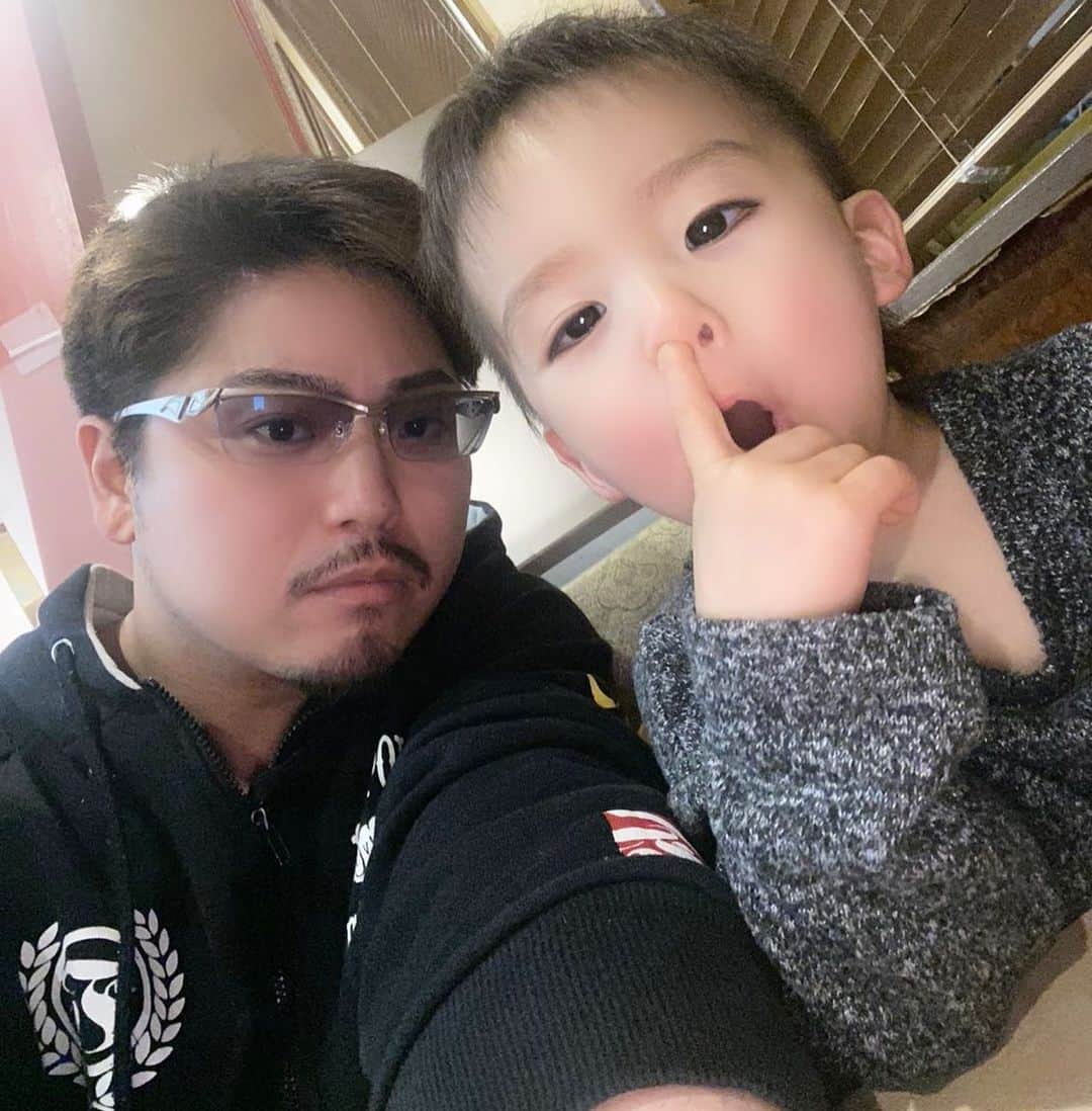 Momoeのインスタグラム：「パパから送られてきて笑った１枚🤣 鼻の穴がある事に気づいて ぶちこんでる様子😉💖  . .  #happy #家事 #育児 #family #家族 #boy #smile #男の子 #息子 #code #love #lucky #kids #子供 #thankyou #宝物 #ベビー #fashion #follow #パパ #ママ #家族写真 #男の子ママ #1歳 #うさぎ #ネザーランドドワーフ」