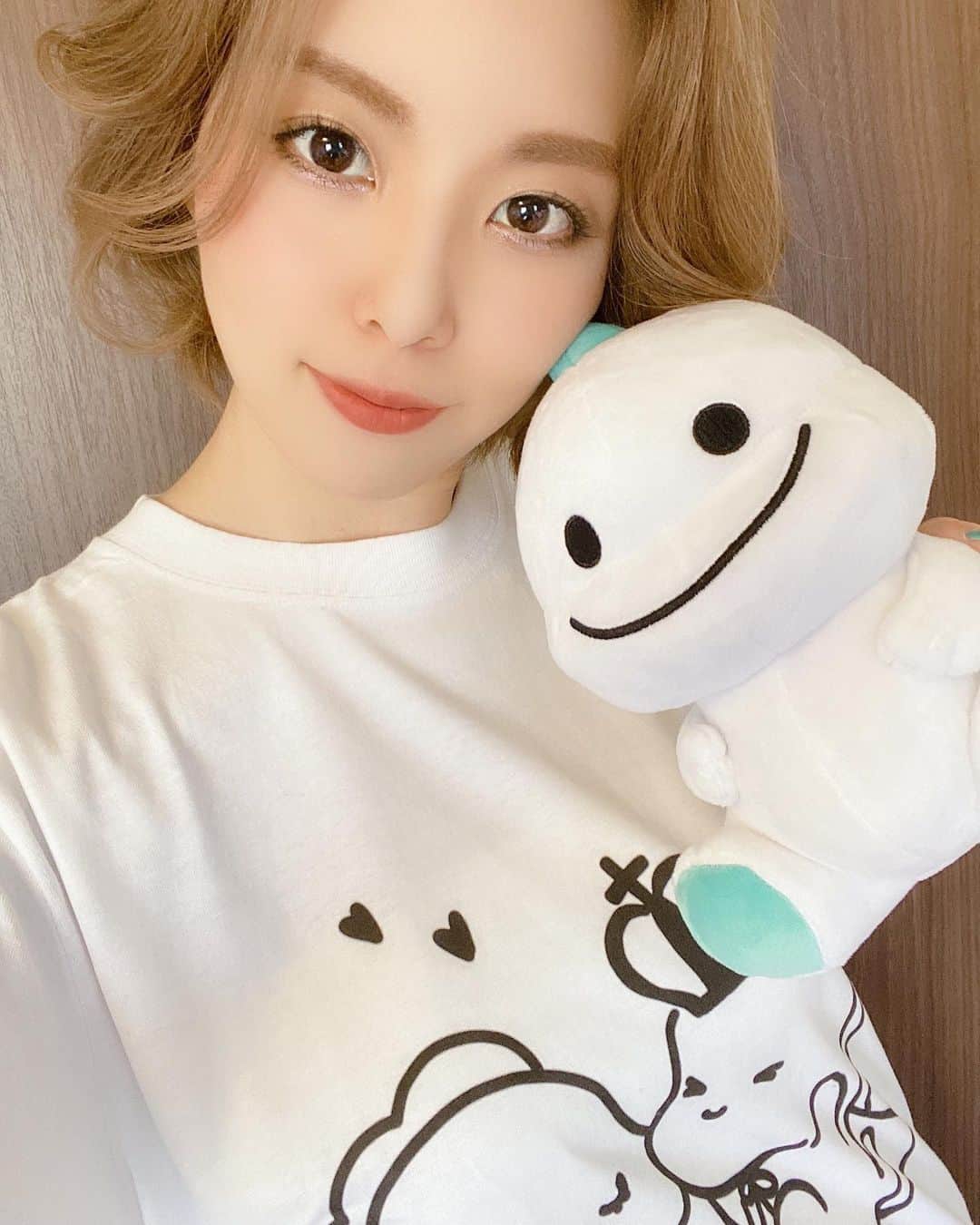Momoeのインスタグラム：「事務所Tシャツ💖 そしてGOちゃん💖  . .  #happy #家事 #育児 #family #家族 #boy #smile #男の子 #息子 #code #love #lucky #kids #子供 #thankyou #宝物 #ベビー #fashion #follow #パパ #ママ #家族写真 #男の子ママ #1歳 #うさぎ #ネザーランドドワーフ」