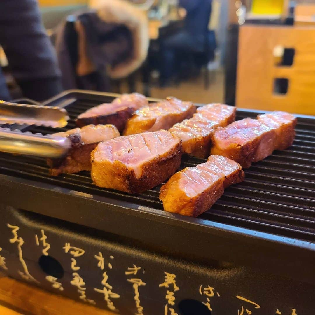 エリナさんのインスタグラム写真 - (エリナInstagram)「맛난거 많이 먹구 정말 행복한 하루 😊🍓 우리 대표님 감사합니다😆😆 たくさん食べて幸せな日🥰 . .  . #selfie #me #instagood #instalike #instaphoto #instafashion #instadaily #ootd #daily #style #photography #makeup #fashion #happy #winter #winterfashion #コーデ#ファッション#ブラックコーデ #冬コーデ #패션#겨을코디 #블랙#인스타패션 #인스타데일리 #오오티디 #hair #hairstyle #haircolor #silverhair」2月2日 11時35分 - erina_hrn