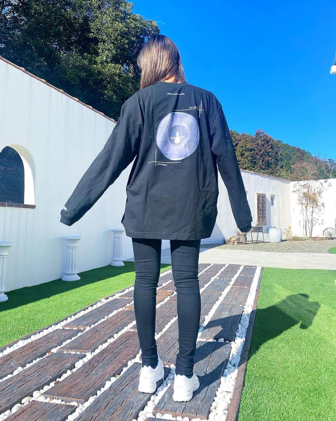 五位渕のぞみのインスタグラム：「最近お気に入りのロンT😊🍒 @ltf_lightthefire  ㅤㅤㅤㅤㅤㅤㅤㅤㅤ このロンTはユニセックスなので 男性でも女性でも着用できるアイテムなので #カップルコーデ #おそろコーデ にも最適だよ👫💕 ㅤㅤㅤㅤㅤㅤㅤㅤㅤ ㅤㅤㅤㅤㅤㅤㅤㅤㅤ 💙 texas fizz_long t-shirt 💙 ¥10,900 Color:Black Type:5.6oz Size:01/02（LTFサイズ） 01) 着丈73/身幅61/袖丈62 02) 着丈76/身幅64/袖丈63 https://www.lightthefire.shop/product-page/ltf-long-t-shirt  ㅤㅤㅤㅤㅤㅤㅤㅤㅤ  レコード盤を基に作成したデザイン📀 音楽とどんな繋がりがあるかはお楽しみに、、、 どこにいても好きな服、好きな音楽で 街を歩いて欲しい そんな思いを込めて制作したトップスなんだって。﻿ ㅤㅤㅤㅤㅤㅤㅤㅤㅤ わたしはゆるっと着たかったので、 ユニセックスの大きめにしたよ🙆🏻‍♀️✨✨ ㅤㅤㅤㅤㅤㅤㅤㅤㅤ ㅤㅤㅤㅤㅤㅤㅤㅤㅤ ㅤㅤㅤㅤㅤㅤㅤㅤㅤ ㅤㅤㅤㅤㅤㅤㅤㅤㅤ ㅤㅤㅤㅤㅤㅤㅤㅤㅤ  ㅤㅤㅤㅤㅤㅤㅤㅤㅤ ㅤㅤㅤㅤㅤㅤㅤㅤㅤ ㅤㅤㅤㅤㅤㅤㅤㅤㅤ ㅤㅤㅤㅤㅤㅤㅤㅤㅤ ㅤㅤㅤㅤㅤㅤㅤㅤㅤ  ㅤㅤㅤㅤㅤㅤㅤㅤㅤ  #lightthefire #ストリートバックプリント #黒ロンティー #ユニセックス #カクテル #言葉 #服と音楽 #灯火 #pr #ロンT #韓国ファッション #韓国コーデ #スポーティー  #ファッション #PR #コーデ #coordinate #ootd #도쿄 #셀스타그램 #일본 #모델 #스니커 #패션스타그램 #데일리 #코디 #インスタグラマー #インフルエンサー」