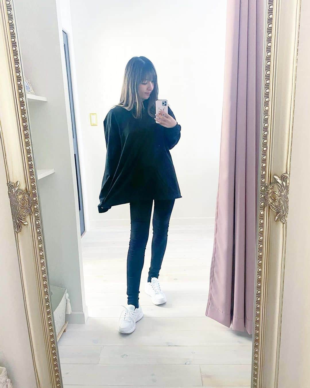 五位渕のぞみのインスタグラム：「最近お気に入りのロンT😊🍒 @ltf_lightthefire  ㅤㅤㅤㅤㅤㅤㅤㅤㅤ このロンTはユニセックスなので 男性でも女性でも着用できるアイテムなので #カップルコーデ #おそろコーデ にも最適だよ👫💕 ㅤㅤㅤㅤㅤㅤㅤㅤㅤ ㅤㅤㅤㅤㅤㅤㅤㅤㅤ 💙 texas fizz_long t-shirt 💙 ¥10,900 Color:Black Type:5.6oz Size:01/02（LTFサイズ） 01) 着丈73/身幅61/袖丈62 02) 着丈76/身幅64/袖丈63 https://www.lightthefire.shop/product-page/ltf-long-t-shirt  ㅤㅤㅤㅤㅤㅤㅤㅤㅤ  レコード盤を基に作成したデザイン📀 音楽とどんな繋がりがあるかはお楽しみに、、、 どこにいても好きな服、好きな音楽で 街を歩いて欲しい そんな思いを込めて制作したトップスなんだって。﻿ ㅤㅤㅤㅤㅤㅤㅤㅤㅤ わたしはゆるっと着たかったので、 ユニセックスの大きめにしたよ🙆🏻‍♀️✨✨ ㅤㅤㅤㅤㅤㅤㅤㅤㅤ ㅤㅤㅤㅤㅤㅤㅤㅤㅤ ㅤㅤㅤㅤㅤㅤㅤㅤㅤ ㅤㅤㅤㅤㅤㅤㅤㅤㅤ ㅤㅤㅤㅤㅤㅤㅤㅤㅤ  ㅤㅤㅤㅤㅤㅤㅤㅤㅤ ㅤㅤㅤㅤㅤㅤㅤㅤㅤ ㅤㅤㅤㅤㅤㅤㅤㅤㅤ ㅤㅤㅤㅤㅤㅤㅤㅤㅤ ㅤㅤㅤㅤㅤㅤㅤㅤㅤ  ㅤㅤㅤㅤㅤㅤㅤㅤㅤ  #lightthefire #ストリートバックプリント #黒ロンティー #ユニセックス #カクテル #言葉 #服と音楽 #灯火 #pr #ロンT #韓国ファッション #韓国コーデ #スポーティー  #ファッション #PR #コーデ #coordinate #ootd #도쿄 #셀스타그램 #일본 #모델 #스니커 #패션스타그램 #데일리 #코디 #インスタグラマー #インフルエンサー」
