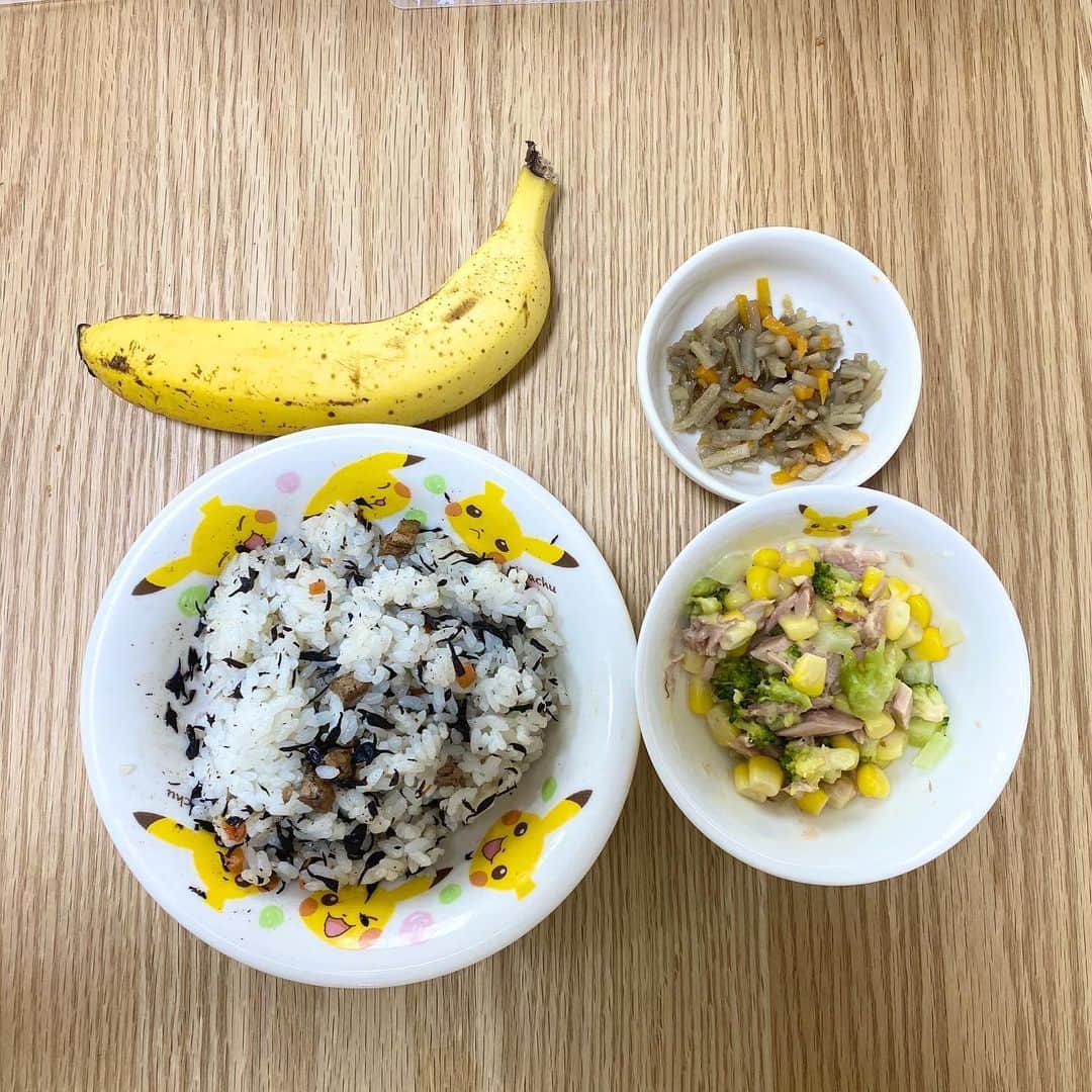 野口綾子のインスタグラム：「ひじき煮混ぜご飯🍚 ひじきが飛び散っている😂 #離乳食　で検索するとお洒落な離乳食いっぱいで、世のママさん達は毎日これを作ってるのかーと感心しっぱなし✨ 自分の用意した離乳食が手抜きでシンプルで👶に可哀想な事してるのかなって気が少ししてきちゃう… 作るのしんどい時とかレトルトもよく食べさせるし… ま！考えても仕方ないか！考えてもインスタに載ってるような離乳食毎日作るの私には無理だし！😅自分のできる範囲で無理せずやろう🤗  ・作り置き冷凍ストックのひじき煮をご飯に混ぜて、混ぜご飯 ・作り置き冷凍ストックのきんぴらごぼう ・作り置き冷凍ストックの茹でブロッコリーにツナとコーンを混ぜて ・バナナ　は、お腹いっぱいそうだったので午後のオヤツにまわします🍌  時間のない朝は、作り置き冷凍ストックのおかずが大活躍✨  #離乳食後期 #男の子ママ #手抜き離乳食 #赤ちゃんのいる生活 #子供のいる暮らし #babyboy #babyfood #japanesebaby」