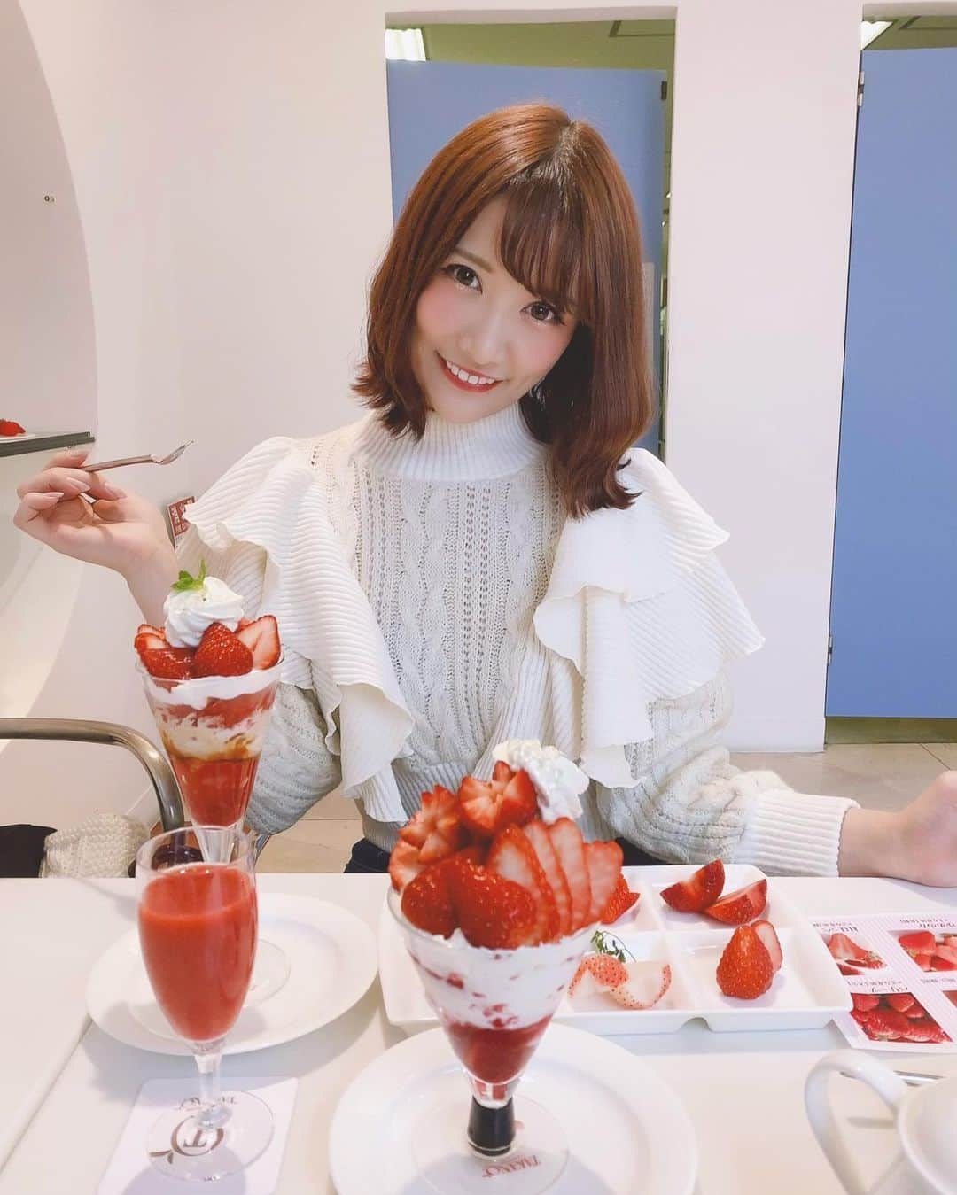 小峰みこさんのインスタグラム写真 - (小峰みこInstagram)「. いちご祭りした時の☺️🍓✨ .」2月2日 11時40分 - mico_19911201