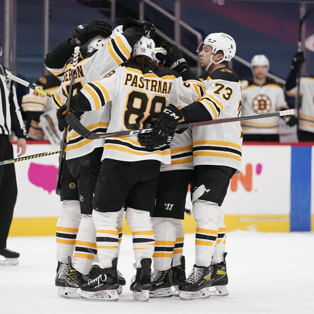 NHLさんのインスタグラム写真 - (NHLInstagram)「Brandon Carlo with the game winner as the @nhlbruins score FIVE unanswered to grab the W!」2月2日 11時45分 - nhl