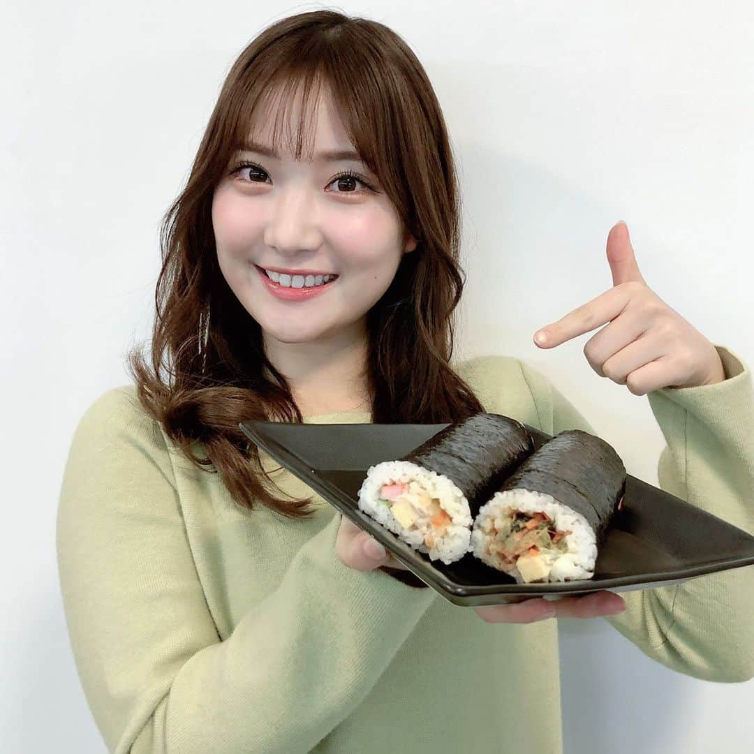 TBS「あさチャン！」のインスタグラム：「きょうは節分です👹✨ 今年は恵方巻きを用意しました🤗 南南東を向いていただきまーす😋😋 豆まきもしてたくさんの福を呼び寄せましょう🎶 福はー内😆🥜 ・ ※撮影の時のみマスクを外しています。 ・ ・ #tbs #あさチャン #アナウンサー #篠原梨菜 #野村彩也子 #しのさやコンビ」