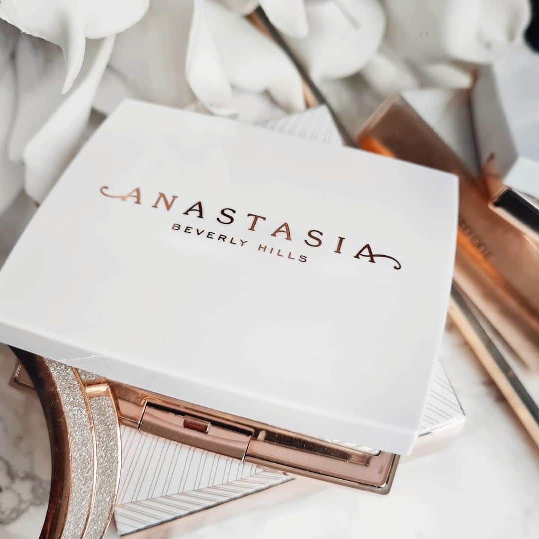 Anastasia Beverly Hillsさんのインスタグラム写真 - (Anastasia Beverly HillsInstagram)「"Iced Out Highlighter is the prettiest highlighter I have ever seen. No words needed, right?!" 🥰🥰🥰 Thank you so much, @selma_alidini!  Our latest Highlighter in "Iced Out" is packed with shimmering gold pigments that bring a lit-from-within radiance in just one sweep of your bush. Have you tried it yet?  #anastasiabeverlyhills #anastasiabrows #ABHIcedOut」2月2日 11時53分 - anastasiabeverlyhills