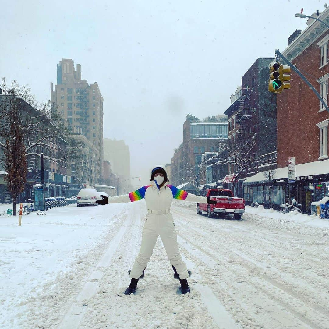 ビジー・フィリップスさんのインスタグラム写真 - (ビジー・フィリップスInstagram)「Went for a walk in a blizzard today. Got multiple compliments on my rainbow snowsuit. It took everything in my power not to say I bought it on sale so I’ll tell you: I BOUGHT IT ON SALE! 🌈❄️」2月2日 12時07分 - busyphilipps