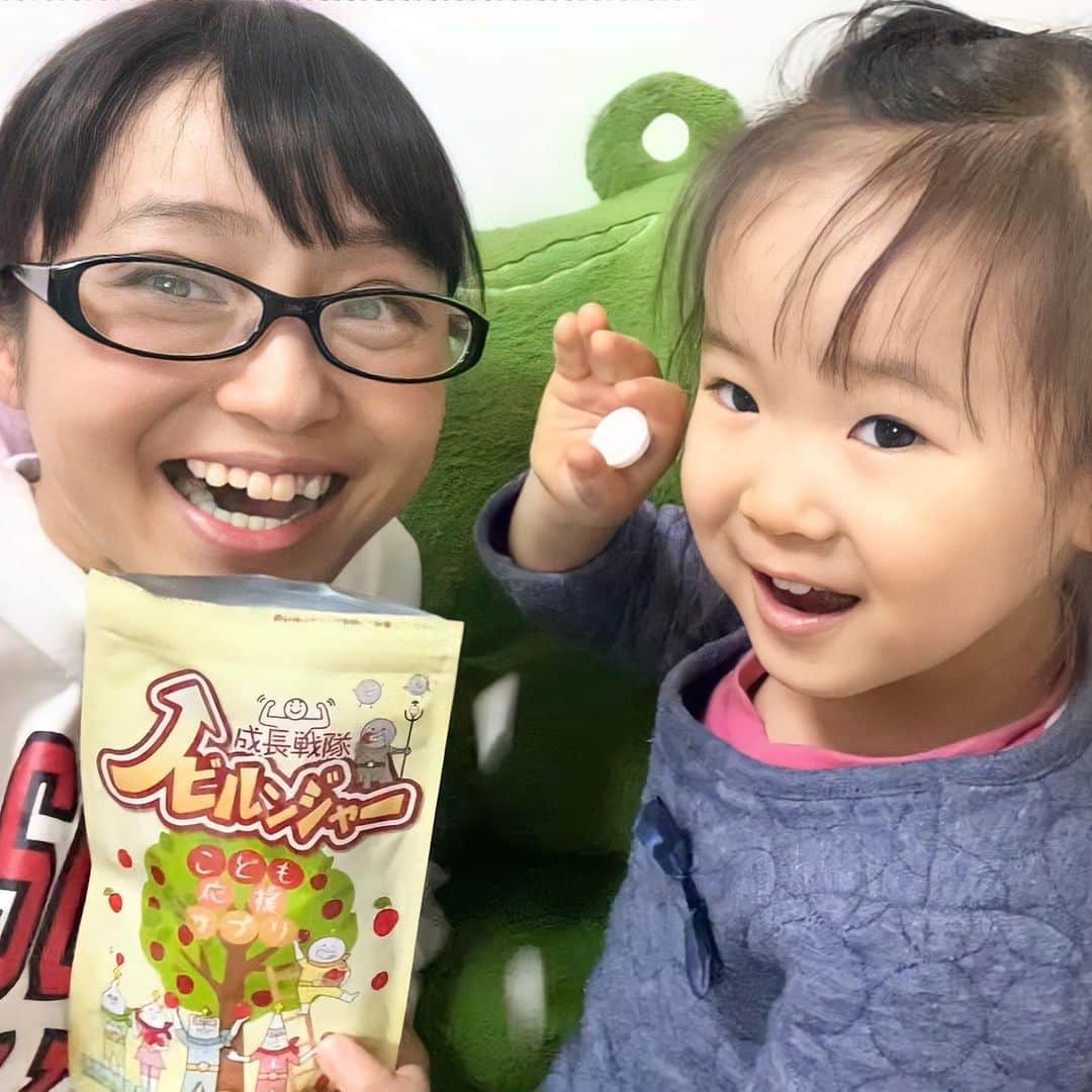 金田朋子のインスタグラム：「一日2粒でカルシウムやビタミンが手軽に摂れる優れものです！ 一日に必要な量の約40％が2粒にぎゅっと詰まっているみたいです！  お菓子のラムネみたいだから、娘もすぐに気に入ってくれました（笑）  冬の時期に気になる乳酸菌が入っているのもいいですね！  娘は野菜が嫌いだったり、食事だけで栄養が足りているかな？って心配になるときもあるけど、ノビルンジャーがあるととっても心強いです(^O^)/ のびのび元気に育っていってくれるといいなぁ〜( ^ω^ )  わたしもまだまだ成長できるように頑張ります！！（笑）  #成長戦隊ノビルンジャー #ノビルンジャー #おいしい #カルシウム #乳酸菌 #おすすめ #成長」