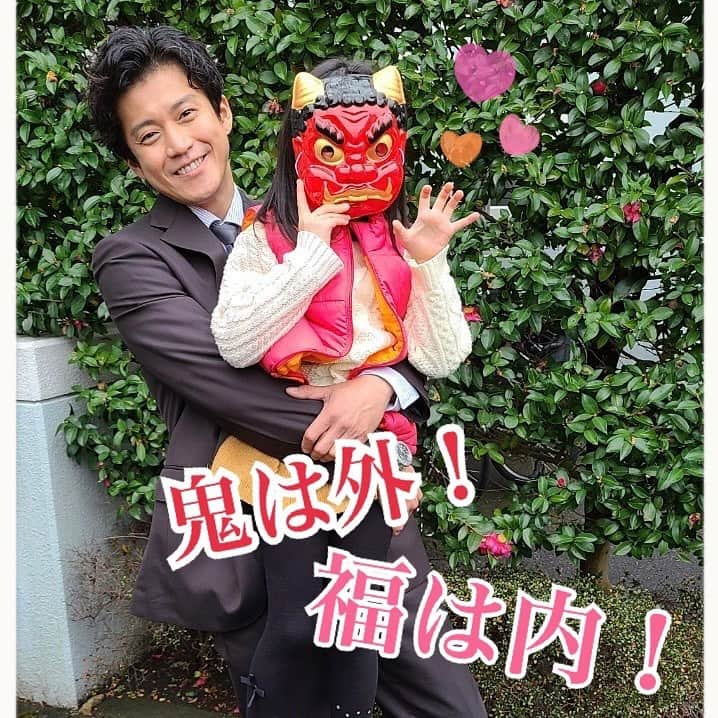 日本沈没-希望のひと-のインスタグラム：「👹2月2日は節分の日👹 🧑＜鬼は外❗️福は内❗️  今日は主演の小栗さんと、 オニに扮した天海さんの娘との 2S写真をお届け👨‍👧💕  #チーム希望のひと は 皆さんの無病息災を願っております💫  ※豆の食べすぎは⚠️注意⚠️ですよ😜👍  #節分 #日本沈没 #小栗旬 #松山ケンイチ #杏  #仲村トオル #香川照之」