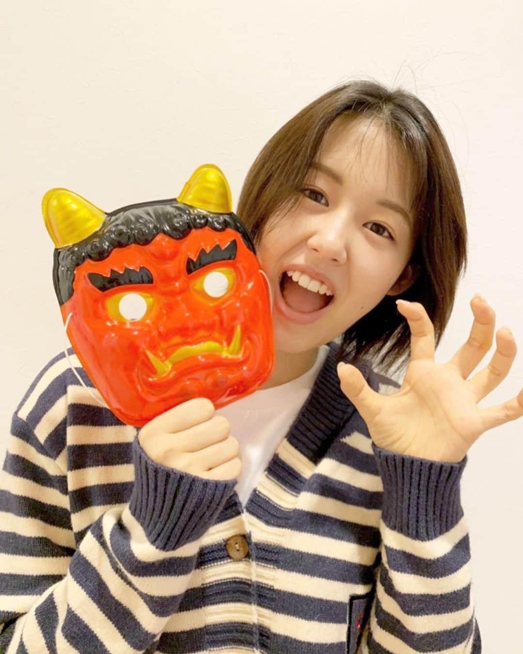 竹内愛紗のインスタグラム：「👹  今日は節分ということで、 豆まきをしました~！ そう言えばあっという間に、 もう2月ですね…👀 皆さんにも福が訪れますように…🍀 (前髪がボサボサ過ぎることは内緒で🤫)  #節分#豆まき#鬼は外#福は内#0202」