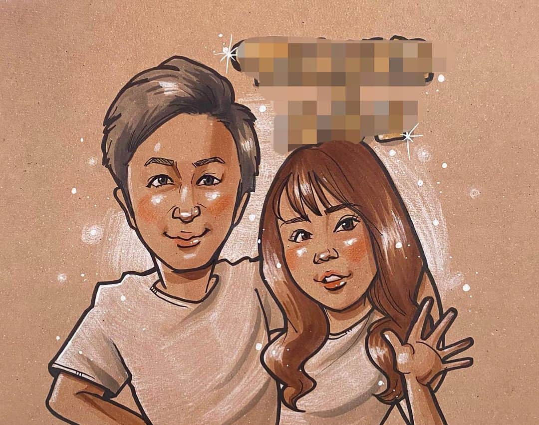 似顔絵★𝗚𝗢𝗥𝗜𝗞𝗜𝗡𝗚のインスタグラム：「. . #gorikingの茶色い紙シリーズ   . . 先日の一枚❤️ 二枚のご依頼でしたがとりあえず一枚のみご紹介させていただきます💓  シンプルタイプで、 ご夫婦をーーー💓✨  とっても喜んでいただき、 嬉しいです😭❤️❤️❤️  これからもお幸せに、、💓  ご依頼ありがとうございました😘💓  . . .  ❌❌現在は、予約受付終了してます❌❌ 。 . . .  2020年度ご予約のお客✨ 現在160番までの方へ案内中です🌟✨💕 一巡したので次ご案内するのは後回し組の方です⭐️✨ 再度ご連絡していきます👍 連絡が来る前に、ご都合の良い方はご連絡いただいても大丈夫です🔥 . . .  次回の予約応募は、2020年のご予約分を書き終える予定の 2021年春頃の、、、予定です。 ※あくまでも予定なので前後します🙇‍♀️ . . . .  オーダー再開の際には 人数制限あるため必ず予約ができるわけではございません。 そのことも踏まえた上で 次回ご検討いただけると嬉しいです(^^) . . また、結婚式の使用を考えてくださる方も多いです✨  前々からお伝えしていますが、 基本的に予約順に対応しているため、 近々の納期を希望される方は、 対応できないこともあるので、 あらかじめご了承ください💦 . . . . . ※今回予約が取れた方へ※ . .  写真がまだ用意できてない、入金が遅れそうなど、状況により、順番が前後することもございます‼️ あらかじめご了承ください。 。 . . . また、芸能人、キャラクターのオーダー、パロディ風オーダーはお断りしています。  芸能人については、ご本人様に直接プレゼントなどはOKです。 . . . . . . 💰料金表は過去投稿記事みてね❤💰 . . . . . ➡️ハッシュタグ⇨ goriking117料金表2019⬅️ . . ✨✨✨✨✨✨✨✨✨✨✨✨✨✨✨✨ @by.goriking のアカウントでは、 過去書かせて頂いたお客様方からの、 似顔絵のその後のお写真をいただき、 投稿しております^ - ^❤️❤️ 玄関に飾ってある似顔絵、 渡した瞬間のお写真、 ご本人とのお写真などなど💕 いろんな場面でのお写真お待ちしております^ - ^✨⭐️ . . .  #似顔絵#pencildrawing#drawing#pencil#illust#painting#art#artwork#絵描きさんと繋がりたい#似顔絵師#gorikingの似顔絵屋さん#仲良し家族#夫婦仲良し夫婦#お揃いコーデ#シンプル#おしゃれ#クラフト紙#comicart#anime#animeart#comicartist#animejapan#초상화」
