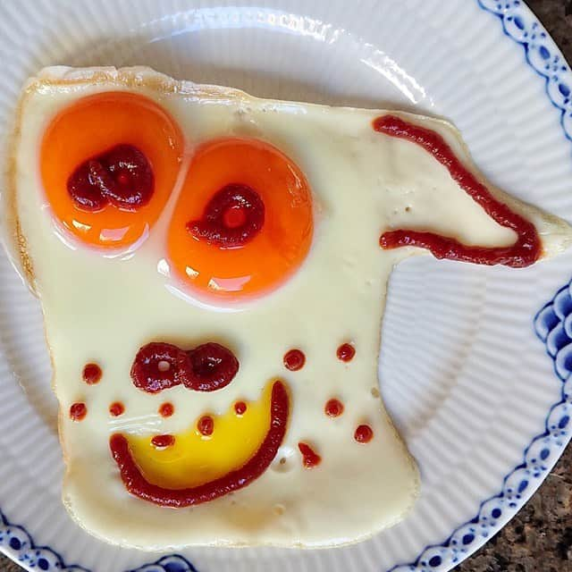 大地真央さんのインスタグラム写真 - (大地真央Instagram)「🥚目玉焼きアート🎨 お久しぶりの10連続‼️ 🍳🍳🍳🍳🍳🍳🍳 🍳🍳🍳 ・ちょっとエッチなイケメンのホクロ ・怒ってる愛車 ・走り回る元気な老犬 ・心配する相棒の犬 ・激怒する弁慶を真似する二男 ・先を越され焦る長男 ・それをなだめるお母さん ・初まつ毛パーマをした女子猫 ・アイマスクで一流を当てる猫（芸能人格付けチェック） ・三角帽子の男の子  #目玉焼きオリジナルアート 🍳 #朝食 #目玉焼き 🍳 #ノンオイル #ケチャップ🍅 #亜麻仁オイル #中村農場#リアルオーガニック卵 #卵 🥚×2 #笑おう#免疫力アップ  #大地真央 撮影📱 #MAODAICHI @maodaichi_official_goods」2月2日 12時16分 - daichimao_official