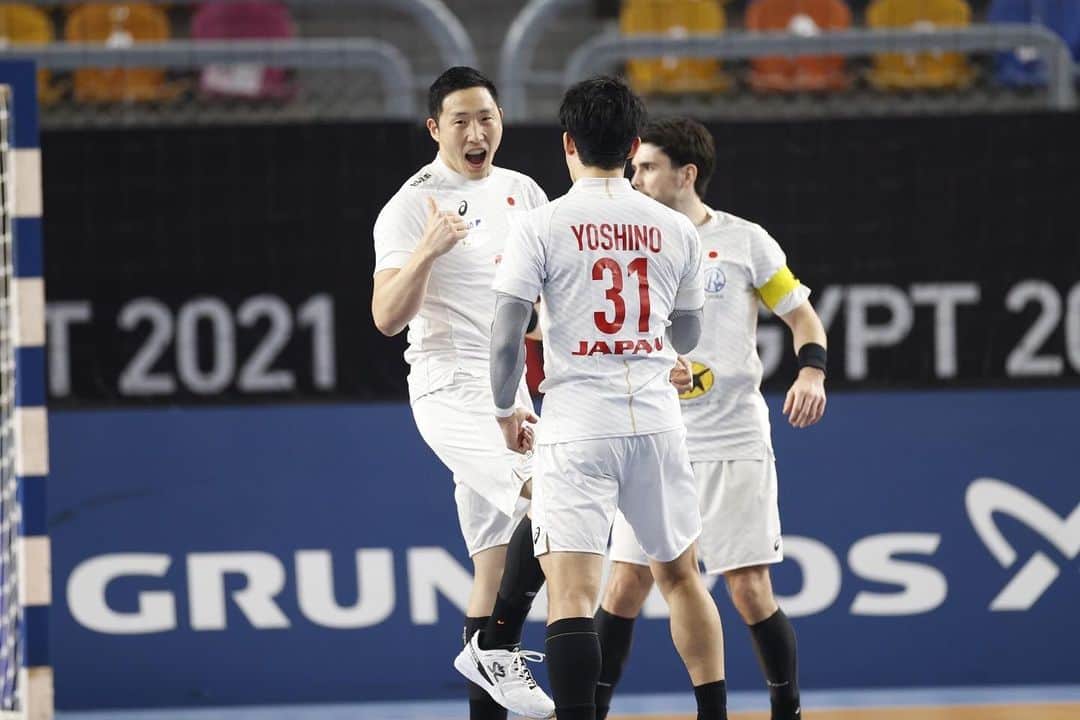 吉野樹のインスタグラム：「. いつもの成田さんとハイタッチする時にお決まりでやるやつ❤️  でもこれ、試合中だよね、 俺とハイタッチしてるよね笑 なんでカメラ目線なのー？🤣  #今日のなりぺー #彗星JAPAN #handball #Egypt2021 #ルーティーン」