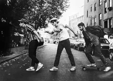 Juxtapoz Magazineさんのインスタグラム写真 - (Juxtapoz MagazineInstagram)「RIP #RickyPowell, one of the legends of street photography and NYC icon. This portrait was shot by @joeyjoeygarfield for Juxtapoz back in 2013, and still a favorite.   I remember my first "business" trip for Juxtapoz was to interview Ricky in the summer of 2007. On probably the hottest day of that year, we kicked back at a restaurant on Charles Street in the West Village and he told me his life story, from public school to the Beasties to seeing Andy Warhol and Basquiat on the street to everything in between. We went back to his apartment to see his disorganized and incredible slide collection, and if you were lucky enough to catch his epic slideshow presentation, it was the kind of storytelling we may never get back. He told stories that were like engrained in the NYC psyche; he had a pulse. When he told a story it was like folktales of the culture I loved.   He was difficult and great. He was a legend and hung with the legends. He immortalized a certain era of NYC that I don't know if we will ever see again. The last time we had him in the magazine was a great issue curated by Joey Garfield honoring MCA and the Beastie Boys back in 2013, and of course, Ricky had to be part of it. I love that portrait that Joey took (above). Ricky, on the ground, Joey turned it upside down, just the perfect nod to Ricky's whole persona. Ricky captured a raw essence of youth, and his timing was just right. I will miss a chance encounter with him, but the photos have already stood the test of time...  Rest easy, Lazy Hustler. -- @epricco」2月2日 12時10分 - juxtapozmag