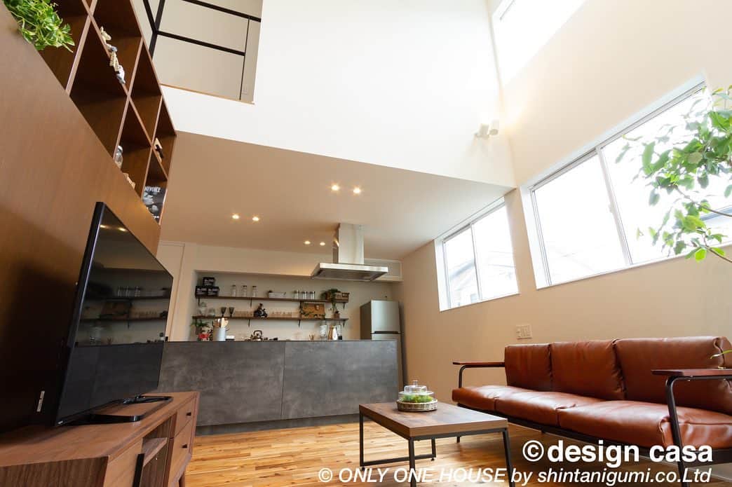 ONLY ONE HOUSE 株式会社 新谷組のインスタグラム：「* #吹き抜けのある家  開放的で部屋が明るく見える吹き抜けは リビング階段との相性もバッチリです👌🏻  “オシャレな吹き抜けのあるお家を作りたい。 でも冬の寒さが心配…“  といった不安要素も #床暖房 を入れたり 床板の材質にこだわったり 様々な方法で解消する事ができます🙆🏻‍♀️  お客様の理想のお家づくりを 全力でサポートいたしますので まずはご相談からでも お気軽にご連絡ください🤙🏻💫  more phots▶︎ @shintanigumi.co.ltd   インスタ毎日更新中🌐 いいね！&フォローよろしくお願いします🌿  --------------------------------------  新谷組は土地探しから 設計施工管理の全てを 弊社で担う事ができます！  大工工務店だからこそ出来る 枠にとらわれない自由な発想で お客様のお家づくりを 全力でサポートいたします💪🏻  お気軽にご相談ください☻  #ONLY_ONE_HOUSE by shintanigumi.co.Ltd  ✭ 本社𝕋𝔼𝕃  0770-78-1255 ✭ 事務所𝕋𝔼𝕃  0770-59-2552 ✭  𝔼 𝕞𝕒𝕚𝕝  shintanigumi@outlook.jp ✭ 新谷組𝙷𝙿 http://www.shintanigumi.jp  --------------------------------------  #新谷組 #オンリーワンハウス #おおい町 #舞鶴市 #高浜町 #小浜市 #敦賀市 #若狭町 #美浜町 #新築 #一戸建て #外構工事 #改修工事 #シンプルライフ #マイホーム #注文住宅 #デザイン住宅 #自由設計 #工務店 #家事楽動線 #家づくり #モデルハウス #デザインカーサ  #床暖房 #断熱性能が高い家」