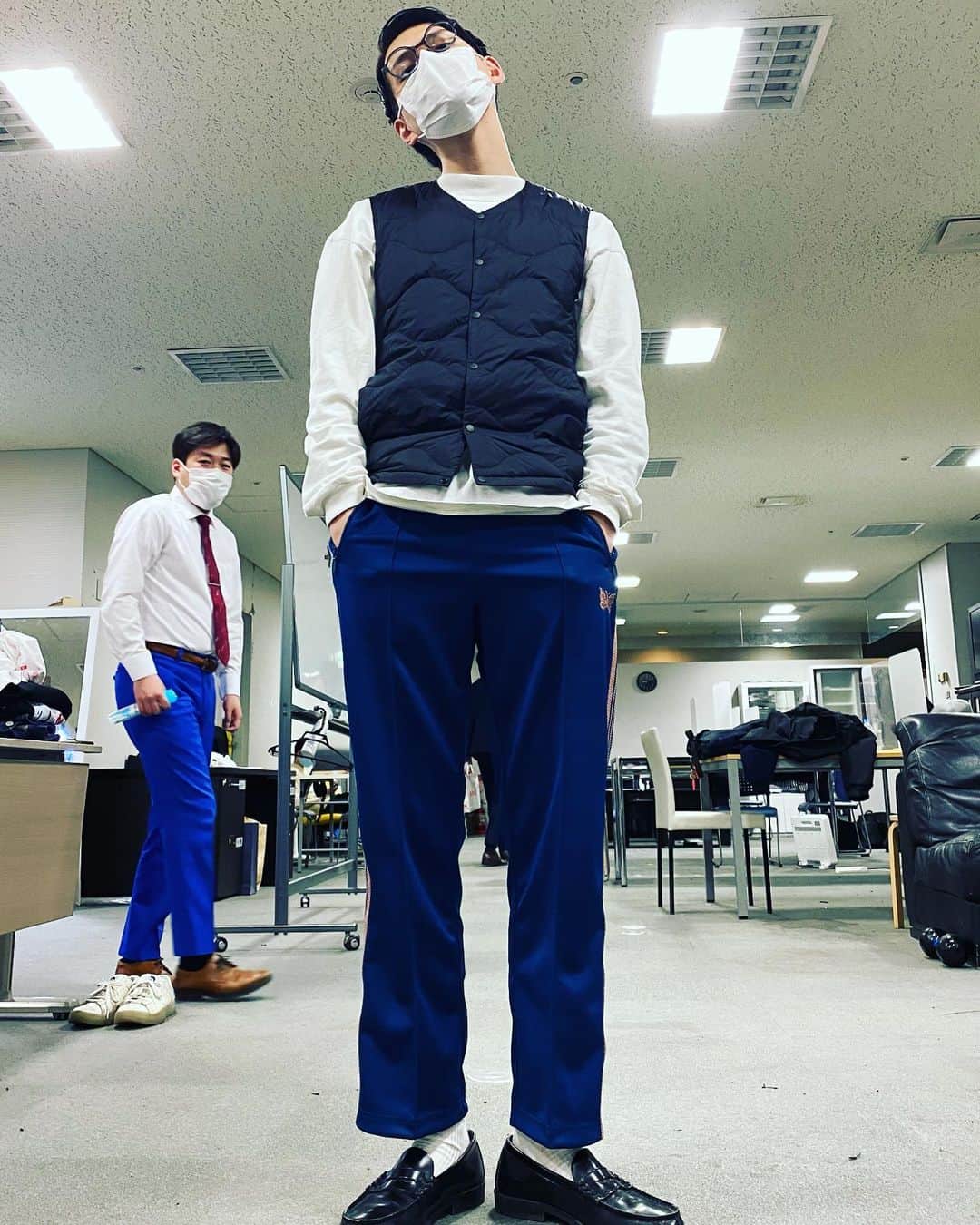 稲田美紀のインスタグラム：「． ． #九条ジョー  ９等身にみえる日と１０等身にみえる日あるよね😂Twitter鍵垢にしてる人であんなちびちびヨーグルト飲む人みたことない😂ゾッキ絶対観に行く☺️  後ろにおるのは #はじリスナー」