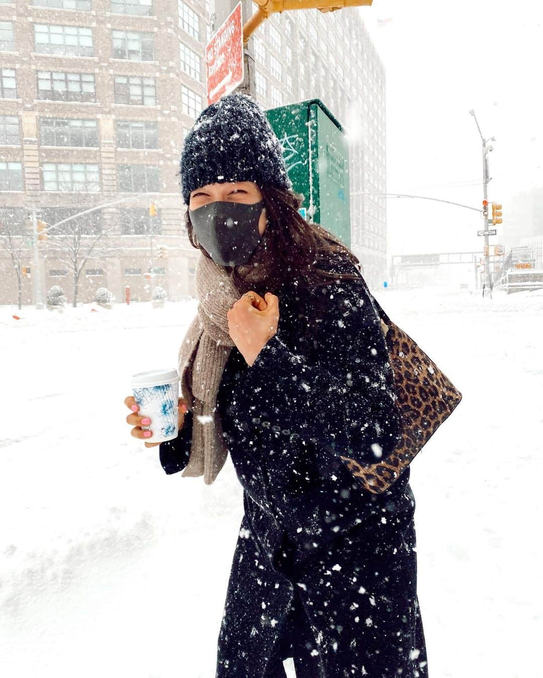 香華（KOuKA）のインスタグラム：「A snowstorm on the first day of black history month ❄️ ニューヨーク大雪！  #newyork #blizzard #snow #snowstorm #雪 #大雪 #ニューヨーク #ny」