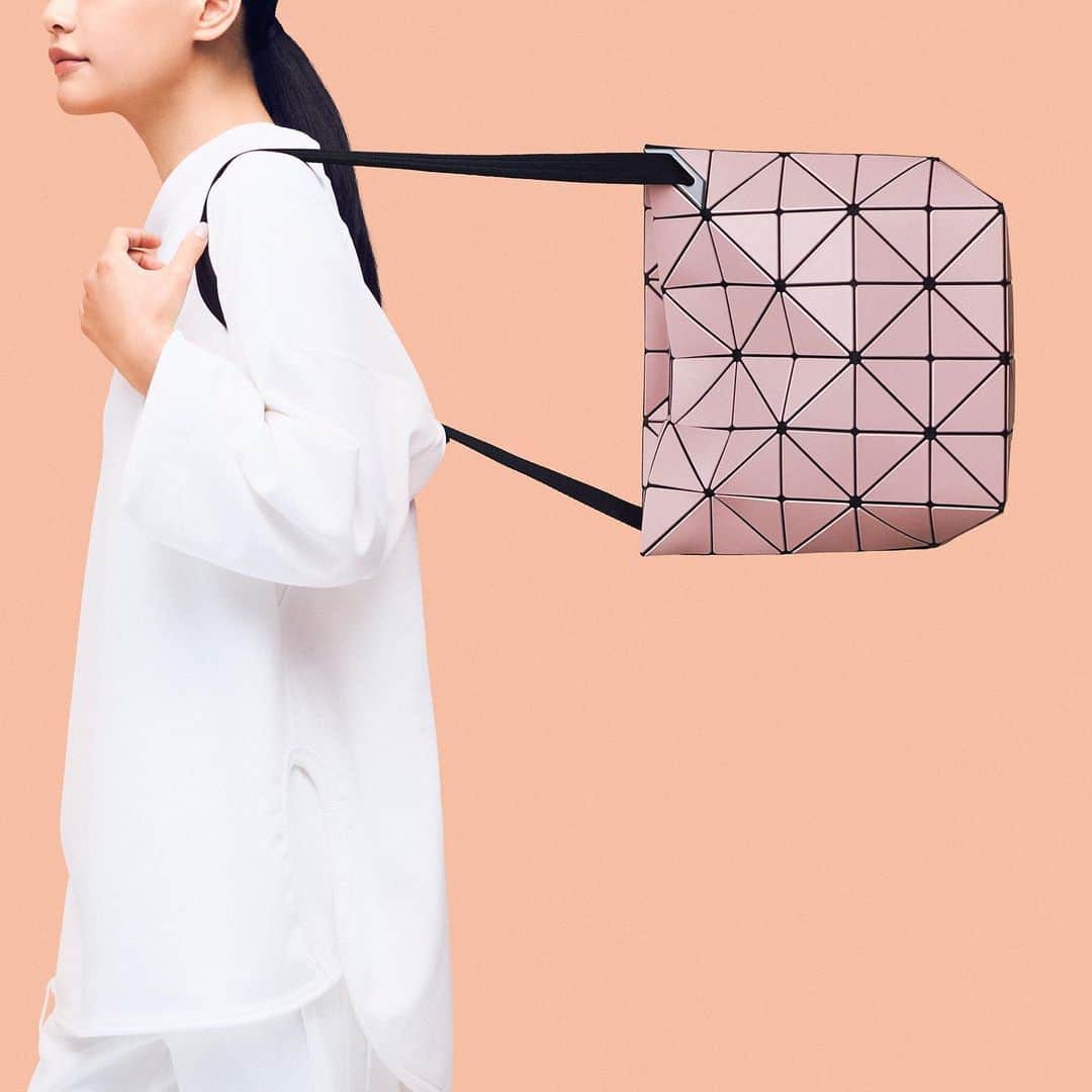 のインスタグラム：「【NEW ITEM】BLOCKY  RELEASE MONTH February, 2021 *By country RELEASE MONTH may be different.  #baobaoisseymiyake #baobao #isseymiyake #crossbody #blocky #ss21」