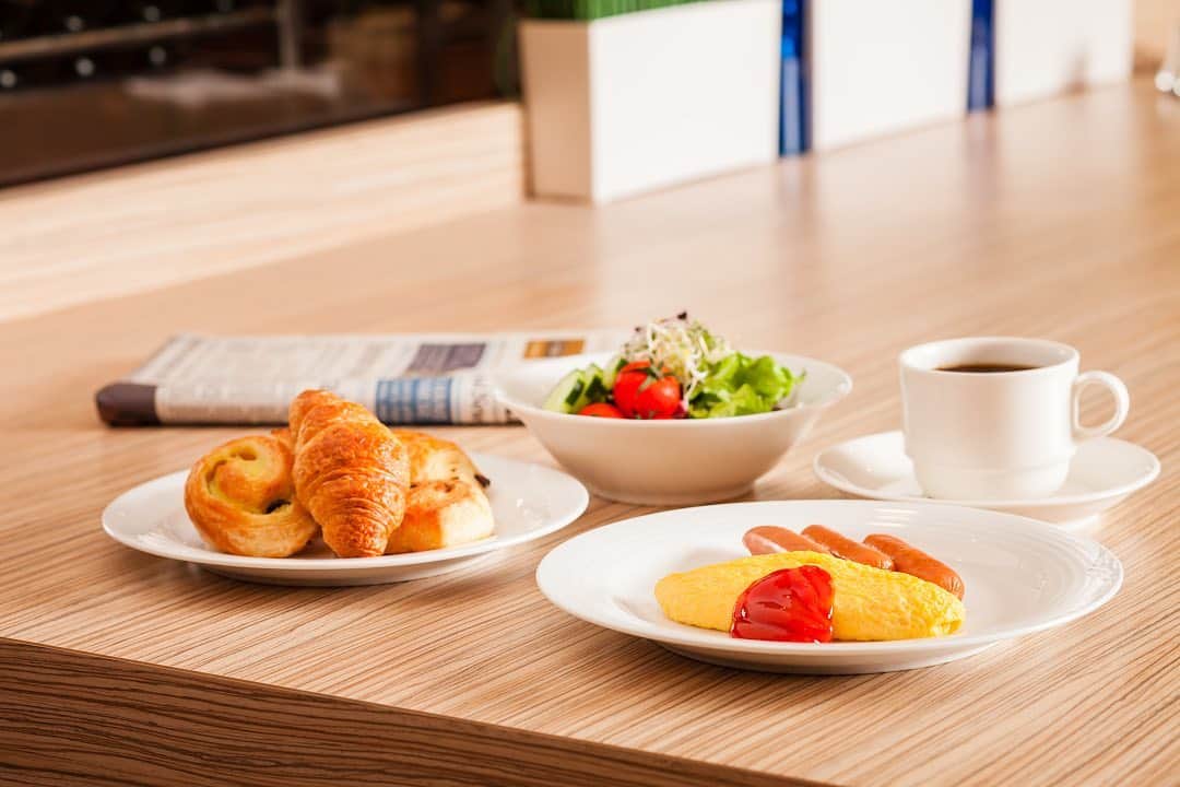 新横浜プリンスホテルのインスタグラム：「朝食はホテルステイの楽しみのひとつ。⁣ 優雅な時間で素敵な1日のはじまりを☺️⁣ .⁣ .⁣ .⁣ ◎プリンスホテルでは、お客さまにより安全で清潔な空間で快適にご滞在いただけるよう、新たな衛生・消毒基準「Prince Safety Commitment（プリンス セーフティー コミットメント）」を導入しております。安全で清潔な環境を作り、お客さまが快適なひとときをお過ごしいただけますよう準備をしてお待ちしております。⁣ ⁣  Breakfast is one of the best experiences of a hotel stay.⁣ ⁣ Start off your wonderful day with a refreshing breakfast☺️⁣ .⁣ .⁣ .⁣ ◎The Prince Hotel has updated the sanitation and disinfection standards, "Prince Safety Commitment", in order to provide our guests with a safer, cleaner and more comfortable environment.⁣ ⁣ #新横浜プリンスホテル#プリンスホテル#新横浜#横浜 #ホテル#新横浜駅 #朝食 #ホテル朝食 #朝ごはん #ホテルステイ #breakfast #感染予防#shinyokohamaprincehotel#princehotel#shinyokohama#yokohama#hotel #リモートワーク #プチ旅行 #ひとり旅 #一人旅 #一人旅女子 #リフレッシュ #ワーケーション #おこもりステイ」