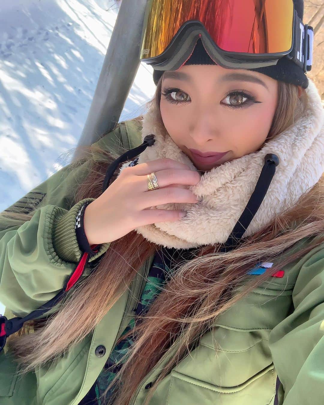 まあーか（まかたん）のインスタグラム：「. #スノボー女子 🏂てハッシュタグつけてコースに座り込んでる女子風に撮ってみた😊🤳きっつ🤦🏼‍♀️爆笑 .  #selfie#黒肌 #instagood #follow  #冬コーデ#海外ファッション#ootd#セルフィー#エステ#レザーコーデ黒ギャル #トレーニング #尻トレ #眉アートメイク #エステ#美肌ケア#美容#サロン#カラコン#バレイヤージュ#2021#スノボー#グラトリ#長野#富士見パノラマリゾート#snowboarding#冬スポーツ」