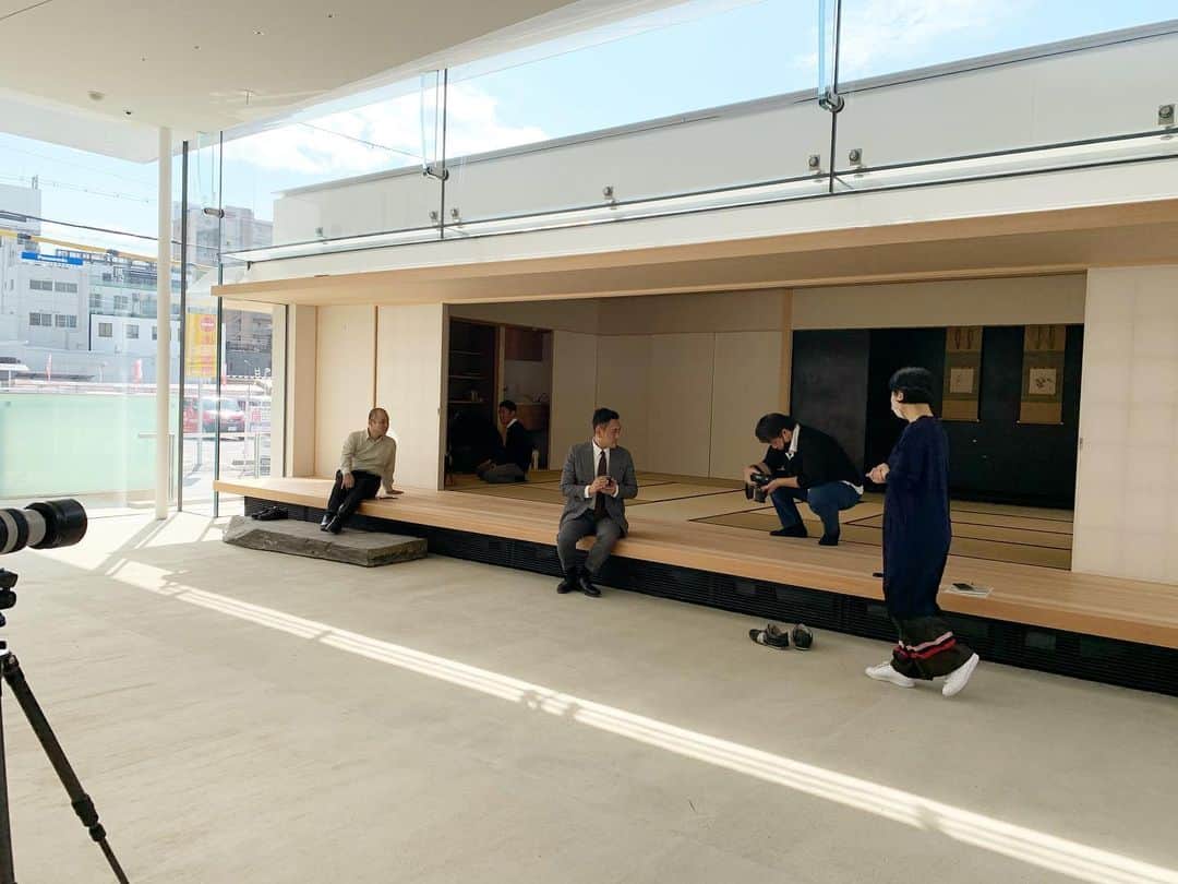 豊田麻子のインスタグラム：「家庭画報　3月号  いつも楽しみにしていたこちらの連載。 新美術館の建物竣工のお祝いへ！ということで私もご一緒させていただきました。来春のオープンが待ち遠しいです😇🎊  #家庭画報　#藤田美術館の新たな船出」