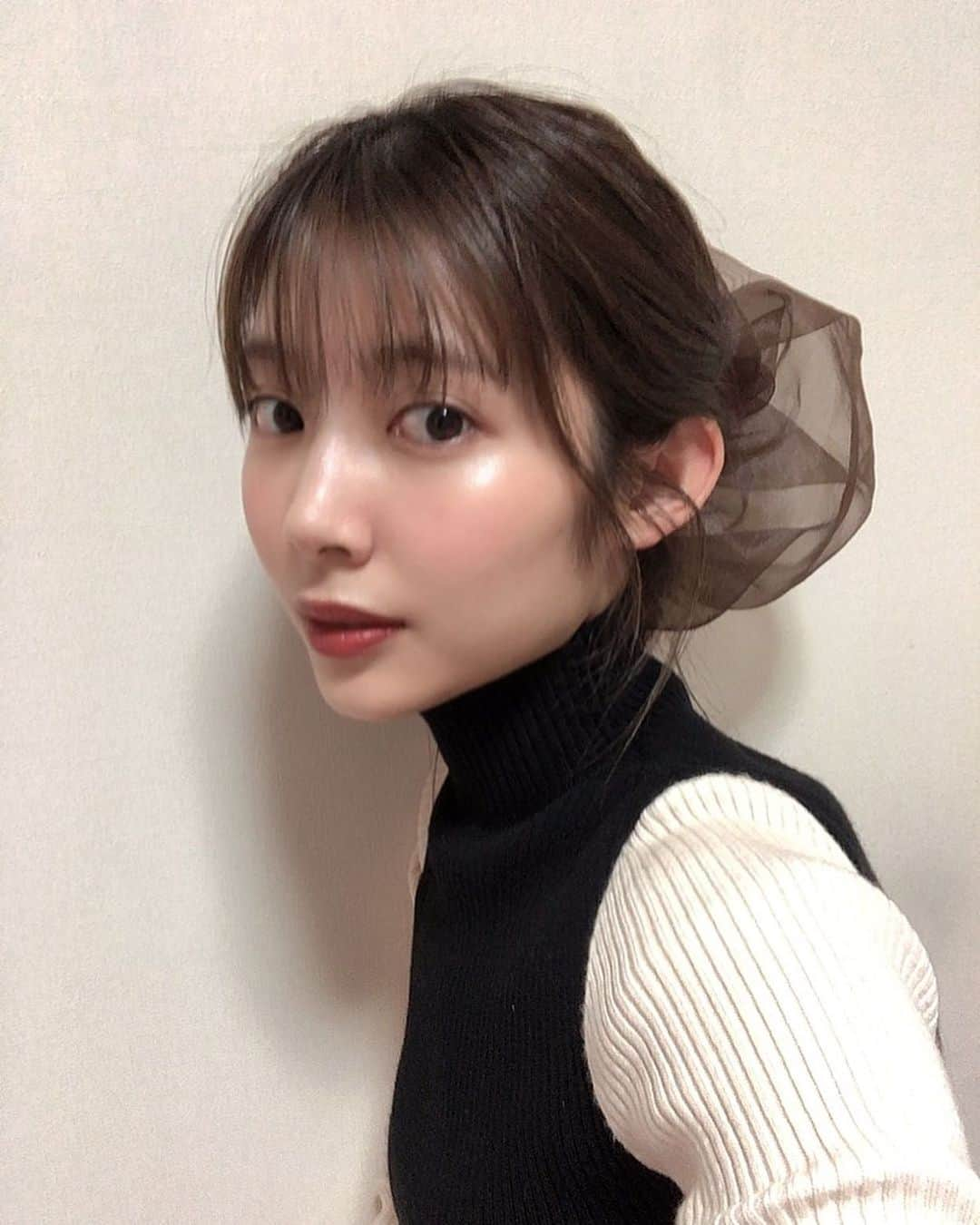 伊藤梨沙子のインスタグラム：「今年はやったことないことに 挑戦しようと自分で決めたので まず私の苦手分野の手芸を🧵🧶  高校生ぶりにミシンを使いました！  ビックシュシュ作ってみたよ◡̈  これで一日終わりましたね。 まだまだ先は長そうだ。笑  #ビックシュシュ #オーガンジーシュシュ  #手作りシュシュ #おうち時間  #家での過ごし方」