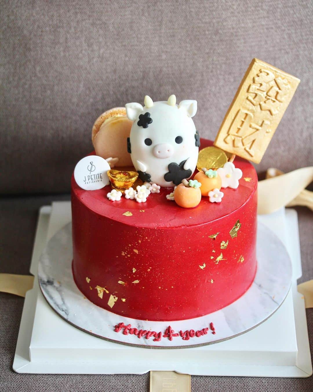 Li Tian の雑貨屋さんのインスタグラム写真 - (Li Tian の雑貨屋Instagram)「What an adorable Fortune Cake from @jpetite.patisserie ! This 6-in cake ($158) is part of their CNY specials that include the assorted cookies such as black sesame, coffee butter and golden/cheese pineapple tarts.   Customers can customize their flavors and the flavor I tried was Matcha Milk Pudding (+$10) — not too sweet and pretty light which might make this a friendly cake to those who don’t usually take matcha. Order online at www.jpetitepatisserie.com/CNY-Specials-2021   #singapore #desserts #igersjp #yummy #love #sgfood #foodporn #igsg #ケーキ  #instafood #gourmet #beautifulcuisines #onthetable #breadstagram #cafe #sgeats #f52grams #bake #sgcakes #cookies #feedfeed #pastry #foodsg #weekends #cny #matcha #cnygoodies #snacks」2月2日 12時27分 - dairyandcream