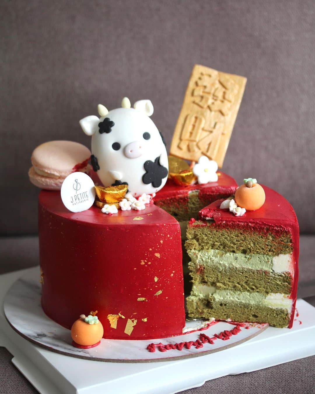 Li Tian の雑貨屋さんのインスタグラム写真 - (Li Tian の雑貨屋Instagram)「What an adorable Fortune Cake from @jpetite.patisserie ! This 6-in cake ($158) is part of their CNY specials that include the assorted cookies such as black sesame, coffee butter and golden/cheese pineapple tarts.   Customers can customize their flavors and the flavor I tried was Matcha Milk Pudding (+$10) — not too sweet and pretty light which might make this a friendly cake to those who don’t usually take matcha. Order online at www.jpetitepatisserie.com/CNY-Specials-2021   #singapore #desserts #igersjp #yummy #love #sgfood #foodporn #igsg #ケーキ  #instafood #gourmet #beautifulcuisines #onthetable #breadstagram #cafe #sgeats #f52grams #bake #sgcakes #cookies #feedfeed #pastry #foodsg #weekends #cny #matcha #cnygoodies #snacks」2月2日 12時27分 - dairyandcream