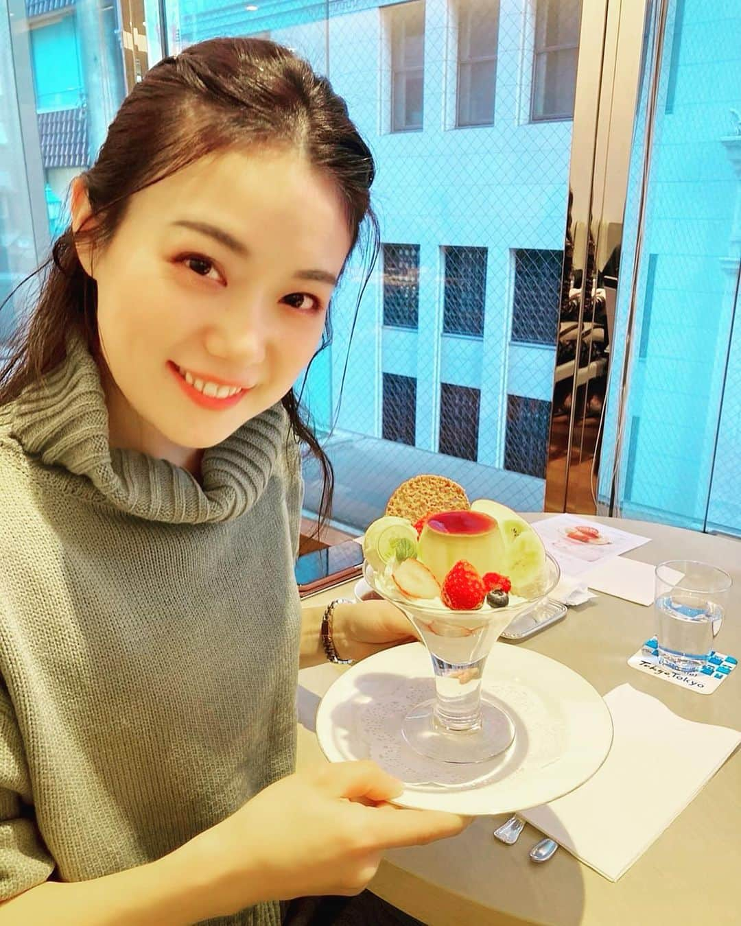 愛純もえりのインスタグラム：「プリンアラモード🍓🍮🍨  盆と正月がいっぺんに来たかと思ったーーー贅沢な、逸品でした☺️  今日は節分✨豆よりチョコ食べたい🍫 鬼はーそと、福はーうち  #プリンアラモード #今年の恵方は #南南東 #なんなんとう〜 #鬼滅のカラス #思い出す笑」