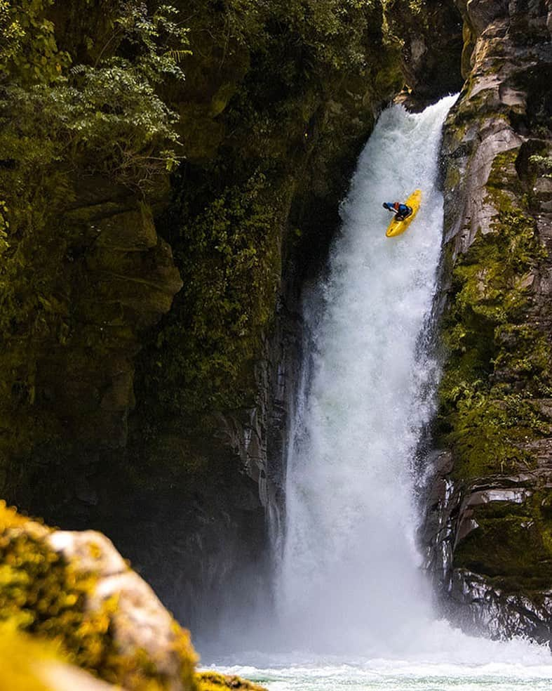 マイケル・ドーソンのインスタグラム：「Pic from @georgesnook_ & @zack_mutton  on the 70ft’er Tauranga Taupo drop a few weeks back - Full shot in profile.   #waterfall #taurangataupo #travelmore #adventure #kayak #whitewater #nz #nzl #nzmustdo #lowealpinestories」