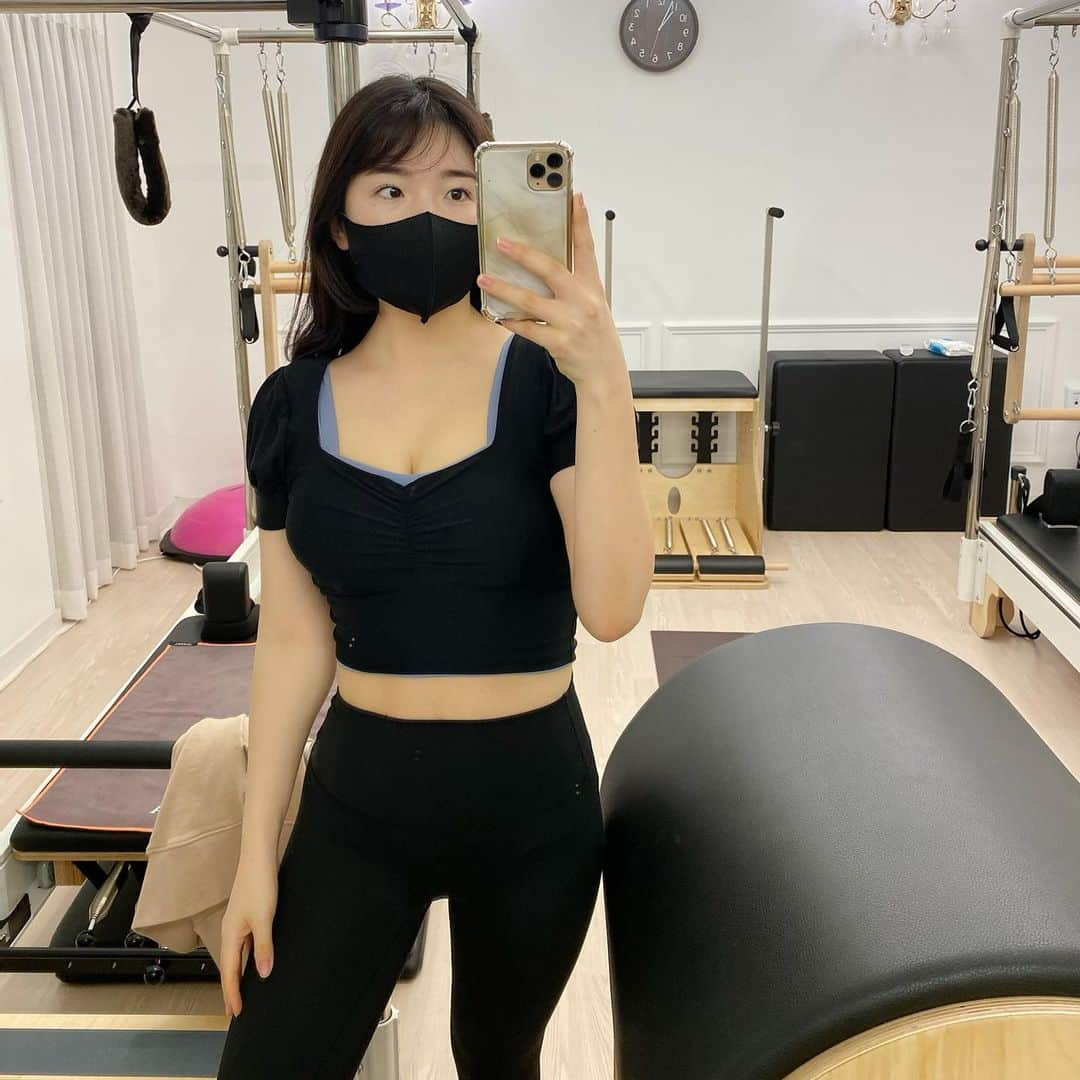 ゆかさんのインスタグラム写真 - (ゆかInstagram)「Pilates time👟🙌 . . 毎度、コアとの戦い！🙌 . . . 이 시간이 너무 행복해💖 . .  #운동복  👚 @kindame_official   👖 @moreout_korea  . . #산후운동 #산후필라테스 #산후다이어트  #moreout #moreout_japan #moreout_korea  #운동복코디 #운동복패션 #운동스타그램  #다이어트 #제주필라테스 #운동하는여자  #postpartum　#産後ダイエット  #ピラティス　#필라테스 #요가복 #모아아웃  #ダイエット #ダイエットママ #협찬 #workout #pilates #필라테스」2月2日 12時31分 - bjyuka