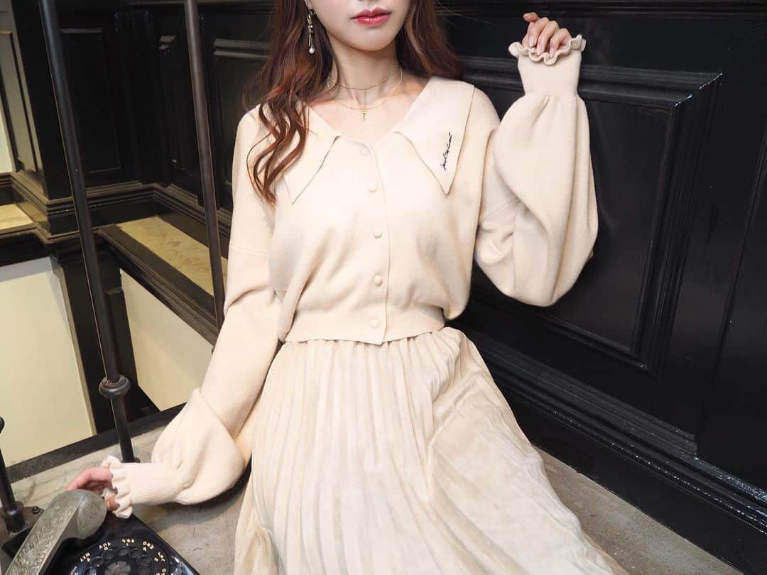 EATMEのインスタグラム：「2.1 update... #EATME #FEBRUARY  #NEW #ITEM . TOP画面のURLからEATME WEB  STOREをCHECK▶︎▶︎▶︎ @eatme_japan . 🌹シャツカラーカーディガン ¥9,000(＋tax) CRM.BLU.BLK ☑︎FREE ※2.2発売予定 . 🌹フェイクスエードプリーツスカート ¥8,180(＋tax) CRM.PNK.BLK ☑︎FREE ※2月発売予定 . 🌹ダブルチェーンチョーカー ¥2,500(＋tax) GLD.SLV ※2月発売予定 . #EATME_CODE #eatmejapan #イートミー」