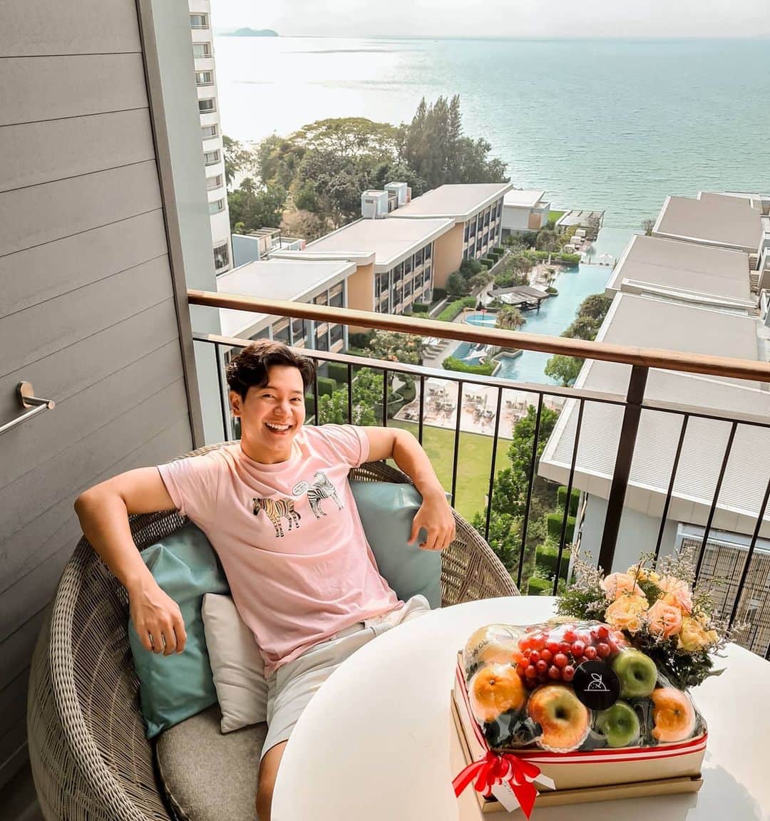 アイス・サランユーのインスタグラム：「Thank you for very warm welcome🤗 @renaissancepattaya ❤🙏 I'm in the paradise on earth  #renaissance  #renaissancepattaya  #pattaya #renpty  #renpattaya」