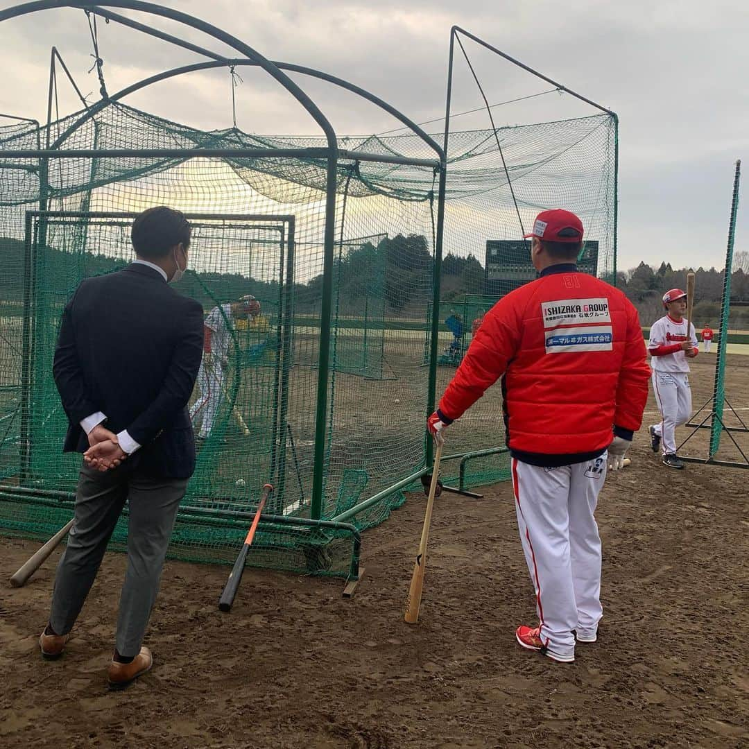 島井寛仁のインスタグラム：「2月１日はキャンプインと言うことで、九州アジアプロ野球リーグ加盟球団の#火の国サラマンダーズ へキャンプ挨拶に行って来ました🐒✨ 細川監督も自ら大きな声を出して選手達を指導していました✨👍 来週は大分へ行ってきます✨  #熊本 #火の国サラマンダーズ #細川亨 #九州アジアプロ野球リーグ #キャンプイン #野球」