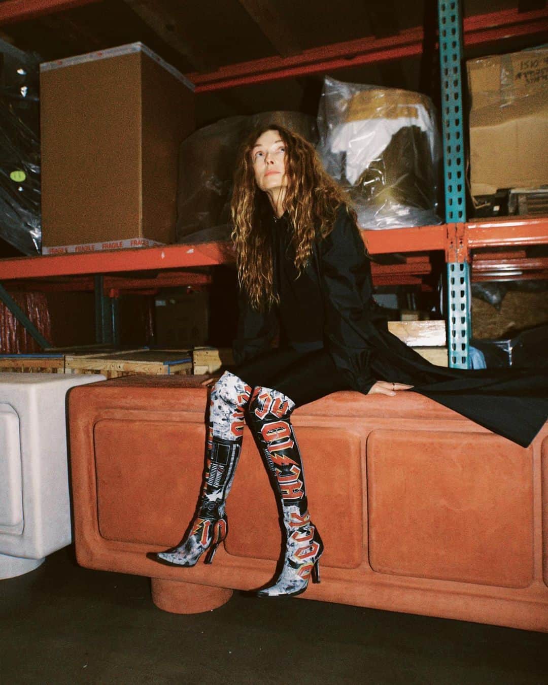 ケリーウェアスラーのインスタグラム：「TAKE STOCK. Prep for photographing our newest @shopkwearstler collection… head over to my TikTok to see behind the scenes footage. XK」