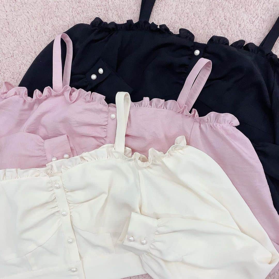 Ank Rougeさんのインスタグラム写真 - (Ank RougeInstagram)「. .【press】 . フリルがポイントの オフショルブラウスは ダルメシアン柄のティアードスカートと合わせて✨ . . オフショルブラウス off-white/pink/black ￥7,900＋tax . . ダルメシアンティアードスカート white/black ￥7,900+tax . . AnkRouge店舗今週入荷＆ 公式通販サイトAilandにて好評予約販売中✨ . . #ankrouge #newarrivals #spring #blouse #skirt #casual」2月2日 12時54分 - ankrouge_official