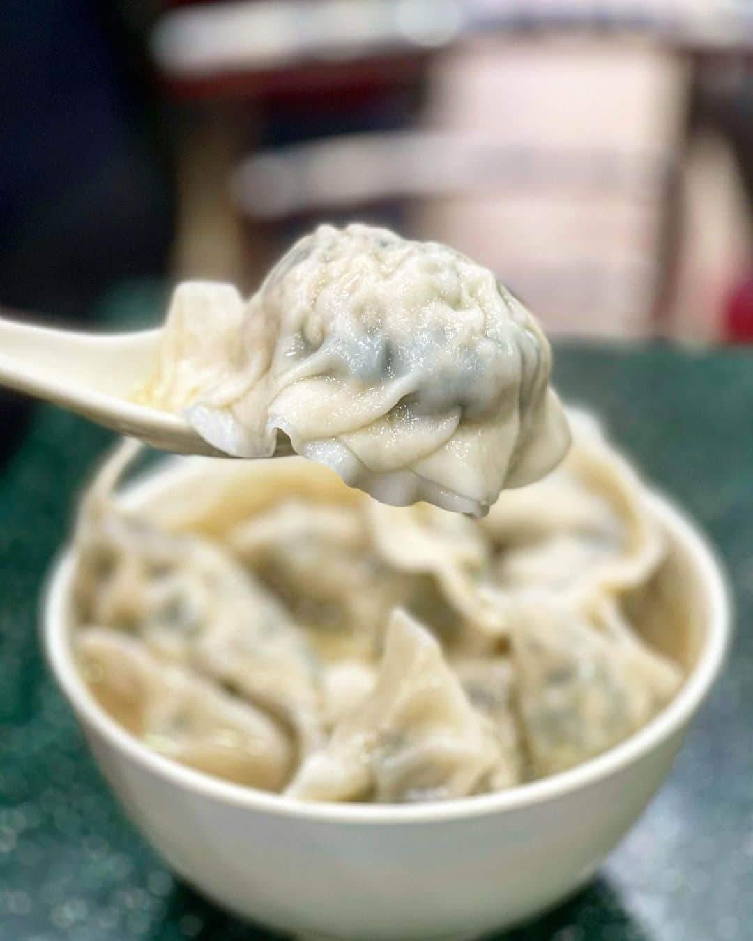 Discover Hong Kongのインスタグラム：「Chinese dumplings 😍 How many can you eat in one sitting?  天氣凍嘅時候，食熱辣辣嘅餃子絕對係享受！  📷: @munching_dentist  #DiscoverHongKong #repost」