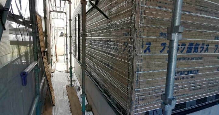 有限会社 稲葉製材住宅のインスタグラム：「山鹿の家は外壁工事の下準備👷‍♂ モルタルが付着しやすいように 金網みたいなシートを取付けていきます💁‍♀️ 工事も折返しです🙈🙈🙈  #外壁 #塗り壁 #ラスモルⅡ #工務店 #新築 #リフォーム #リノベーション #熊本 #玉名 #山鹿 #稲葉製材住宅 #イナバ  家族の未来、地球の未来を考えた家づくり 施工対応エリア 玉名、山鹿、荒尾、熊本市 県北メイン」