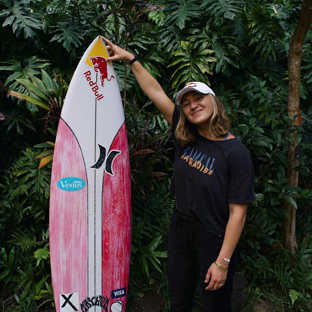 カリッサ・ムーアのインスタグラム：「1) One of my favorite @mayhemsurfboards_mattbiolos blades 6’4” whiplash model that I rode at Pipe and backdoor this year😊 Always nice to have a little extra length and volume to get you over the edge 😅 2) Backyard hangs with sis and Maya💛 pics/ @evaancamss」