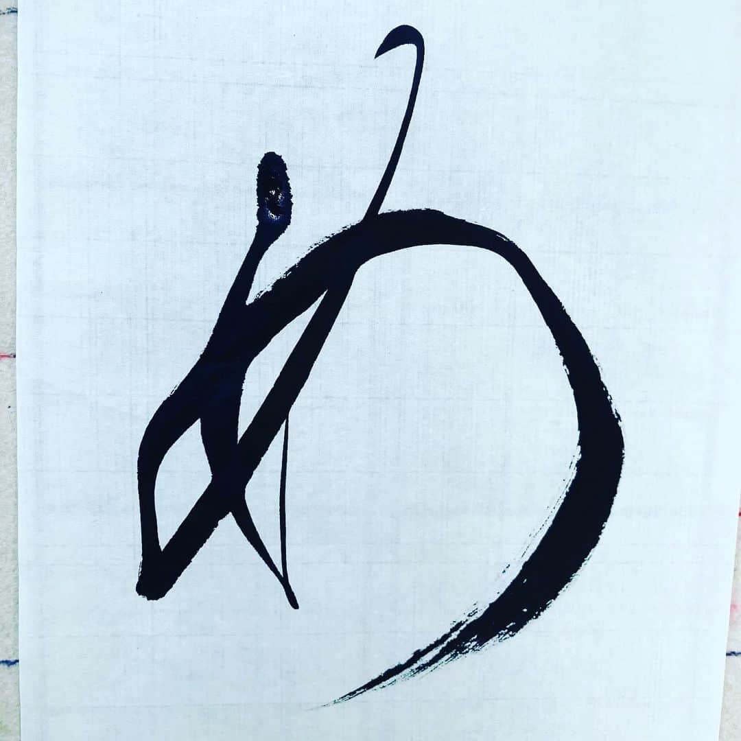 武田双雲のインスタグラム：「"ME" is a hiragana that comes from the kanji "woman".  みんなの「め」がつく日本語で好きな言葉おしえてー ヽ(´▽｀)/  #hiragana #calligraphy #japanesecalligraphy #souun #双雲」