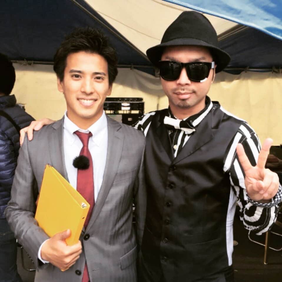 濱田隼平のインスタグラム：「写真フォルダ見ていたら、ものすごく懐かしい写真が出てきました😂 　カルテットのNALさんと初めて音楽イベントで共演したときのもの。あの時は共演が嬉し過ぎて、カルテットさんと舞台上で少しトークして、送り出す時に「NALさん、また飲みに行きましょうね！」と発言。私情を挟みすぎたと反省しました😅 　2015年3月22日ですって、NALさん。お互いに歳を重ねましたね。そして、絆もどんどん深まってますよね。いつも、礼儀、マナーを厳しく指導していただき、ありがとうございます！ 　ただ…2人とも、顔が濃すぎますね。 #カルテット#NALさん#2人は兄弟ですか？#いいえ、違います。#締めコメが「また飲みに行きましょうね！」は、ダメ、ぜったい。」