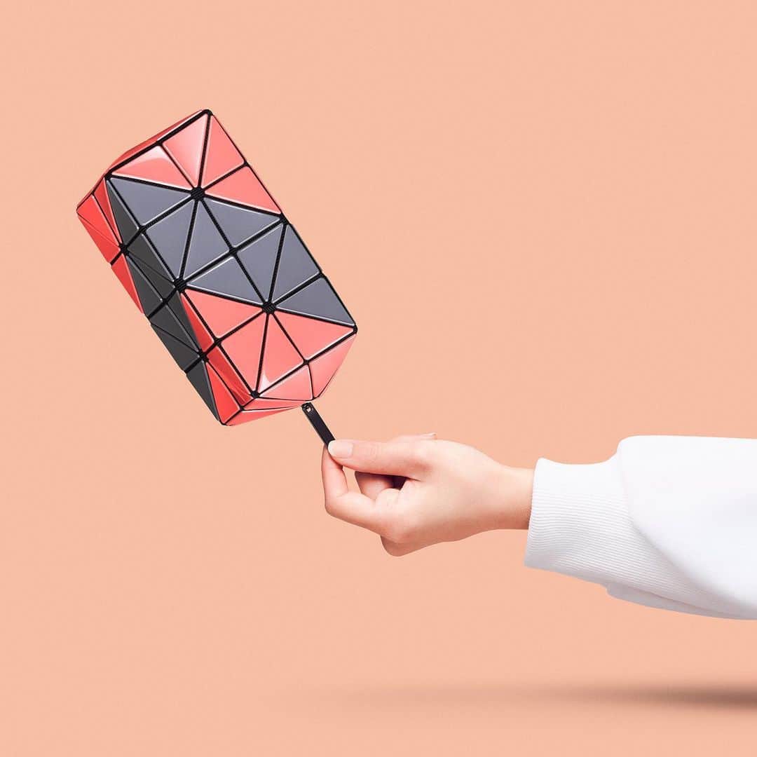 のインスタグラム：「【NEW ITEM】LUCENT ZIGZAG  RELEASE MONTH February, 2021 *By country RELEASE MONTH may be different.  #baobaoisseymiyake #baobao #isseymiyake #pouch #lucentzigzag #ss21」