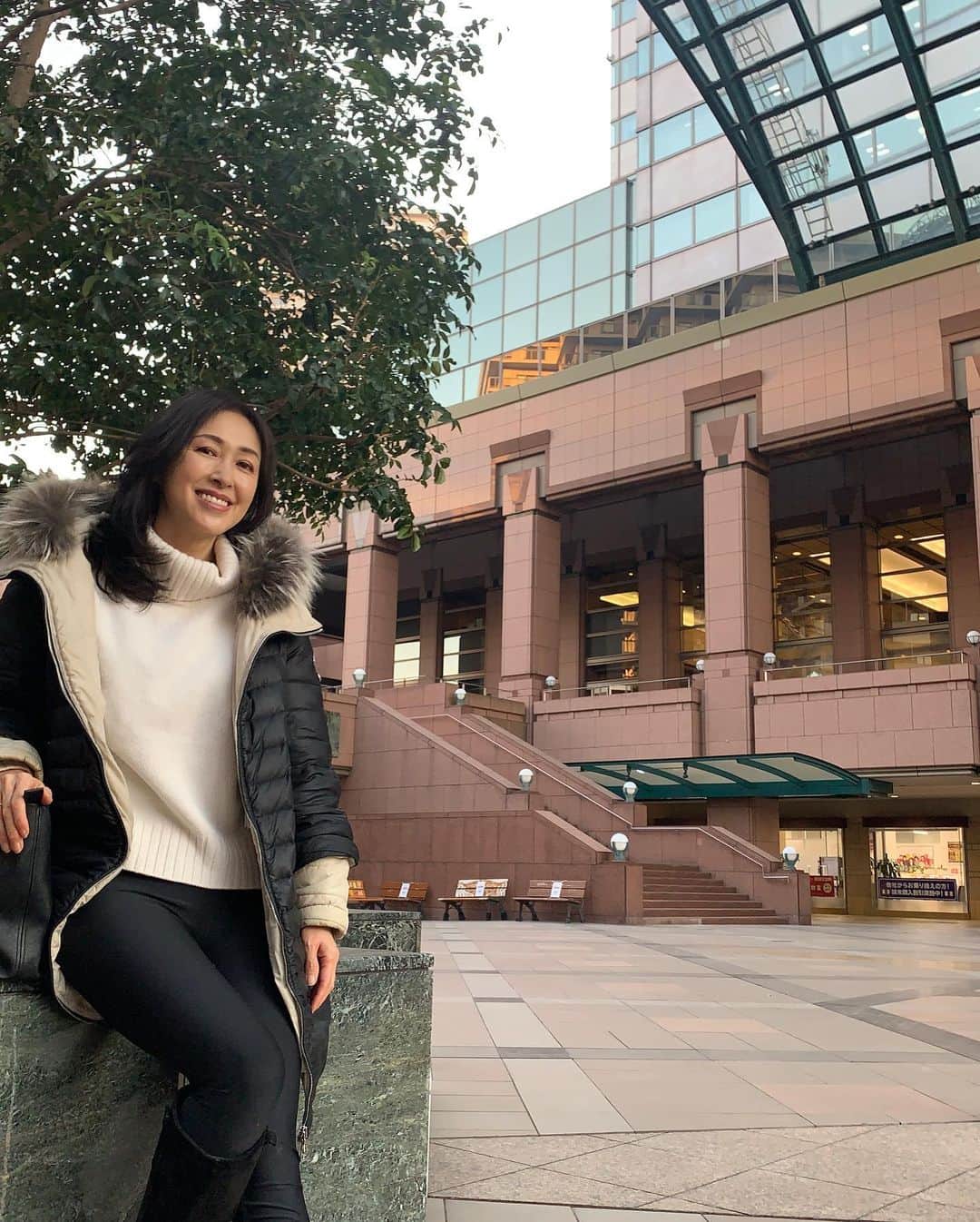 藤田陽子さんのインスタグラム写真 - (藤田陽子Instagram)「緊急事態宣言が、１ヶ月伸びましたね。  気をつけながら、1日も早い収束を願っています。  家でのzoom会議が多いから、運動不足にならないように、隙間時間にヨガに行っています。 体を伸ばすと心も伸びる感じがあるの✨  I love yoga. As I stretch my body I feel like my sprit gets positive energy.  @definebeautyjapan  @definebeauty @ディファインビューティ  #ヨガ初心者  #大切な時間 #エクササイズ #キレイ  #キレイになりたい  #アラフィフコーデ #アラフィフ女子 #大人可愛い #今日のコーデ #大人スタイル #スナップミー #上品コーデ #キレイめコーデ #yogalife  #instapicture  #beauty  #beautiful  #fashionblog #fashionblogger #dailylook #tokyolife」2月2日 13時09分 - yoko.fujita.official