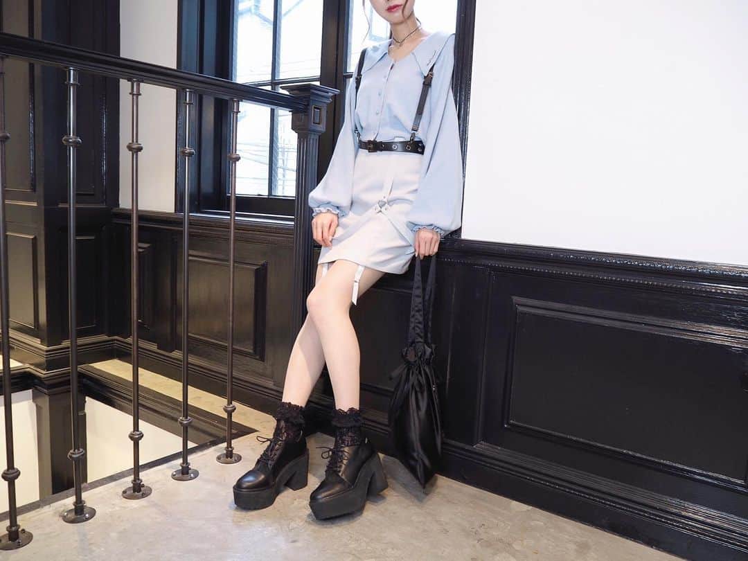 EATMEのインスタグラム：「2.2 update... #EATME #JANUARY #NEW #ITEM . TOP画面のURLからEATME WEB  STOREをCHECK▶︎▶︎▶︎ @eatme_japan . 🌹シャツカラーカーディガン ¥9,000(＋tax) BLU.CRM.BLK ☑︎FREE ※2.2発売予定 . 🌹ハーネスタイトスカート ¥9,000(＋tax) GRY.BLK.MIX ☑︎S/M ※2.2発売予定 . 🌹2WAYハーネス ¥6,000(＋tax) BLK ※2.2発売予定 . 🌹サテントートバッグ ¥2,900(＋tax) PNK.BLK ※1.19発売予定 . 🌹シースルーレースアップシューズ ¥13,000(＋tax) BLK.CRM.PNK ☑︎S/M/L ※2.2発売予定 . #EATME_COORDINATE #eatmejapan #イートミー」