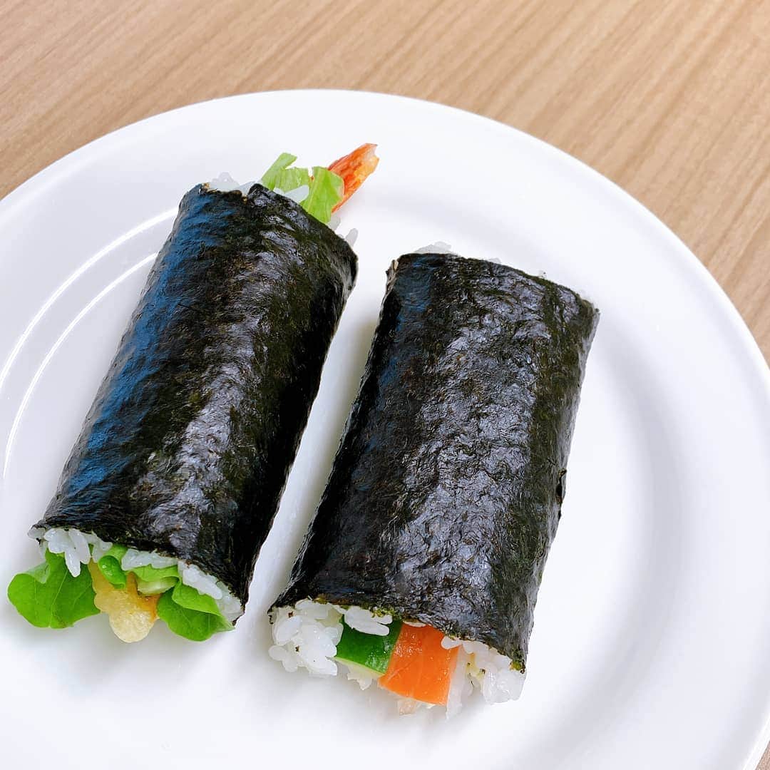 kanazawa_johoのインスタグラム：「今日は節分ですね カジマートさんで 海鮮チーズ巻と海老天巻を見つけました。 サイズも可愛くて美味しい✨ 邪気を祓って今年こそ明るいニュースが 続きますように👹  #節分　#恵方巻」