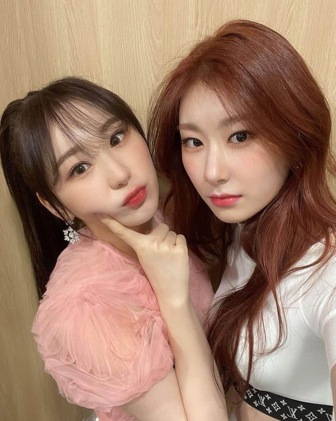 チェリョンのインスタグラム：「CHAESIS INTERVIEW💓 ㅤ “When it comes to charm, it seems to shine on stage. The soft dance lines and expressions are the biggest charms of chaeryeong. My sister has so many charms in private, too. It's funny that there seems to be no one as pure as my sister” -chaeyeon ㅤ OMG THEY'RE SO PRECIOUS 🥺💘」