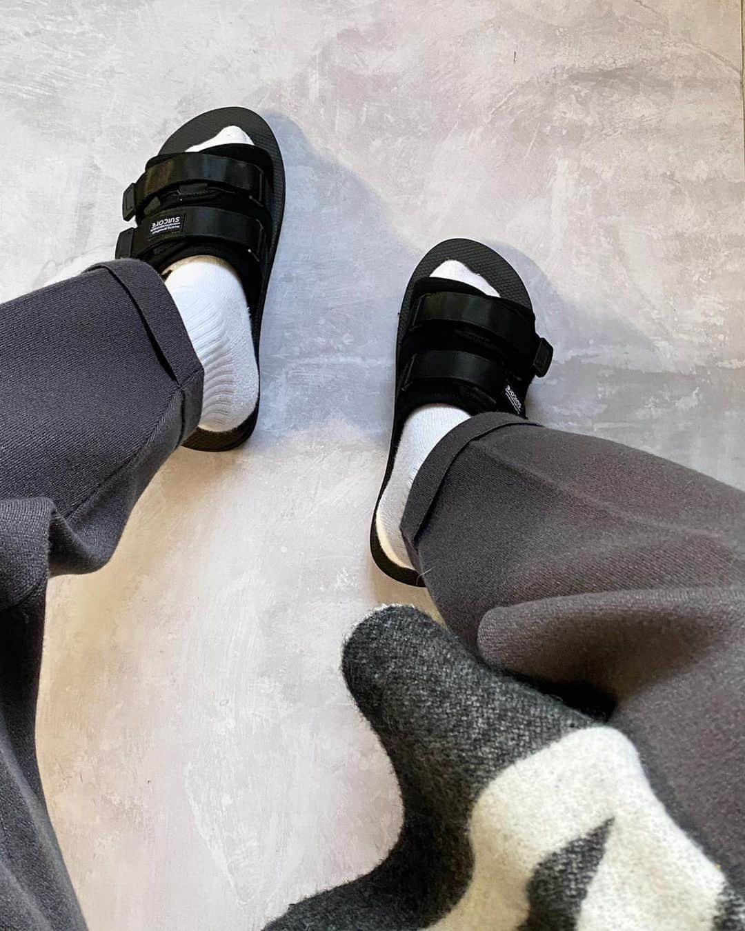 STYLERUNNERさんのインスタグラム写真 - (STYLERUNNERInstagram)「The Suicoke Moto-Cab Slides feature an adjustable Velcro double fastening and a molded footbed for an all day comfortable fit. 🖤🖤 #stylerunner」2月2日 13時18分 - stylerunner