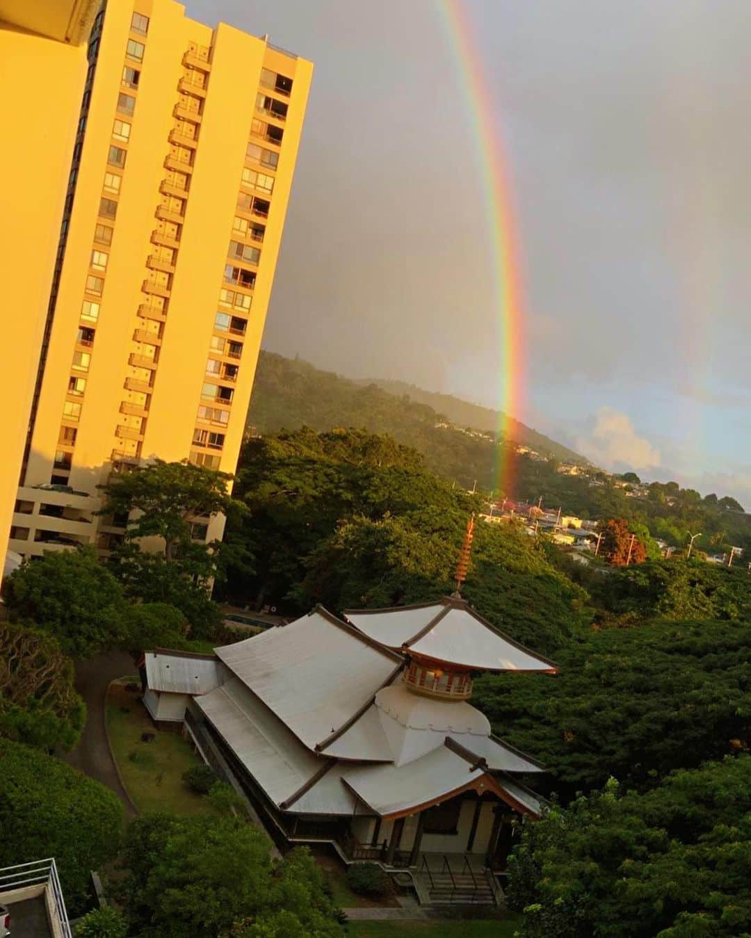 Honolulu Myohoji Missionさんのインスタグラム写真 - (Honolulu Myohoji MissionInstagram)「🌈 Rainbow from Namu Myoho Renge Kyo 🙏🏼✨🌈  Stay warm for those who lives in Oahu!   ————————- 📺  Honolulu Myohoji YouTube channel is available now!  On our YouTube channel, you can see - Rev. Yamamura’s talk, - Past events of Honolulu Myohoji, and - Some nice Hawaii weather from Honolulu Myohoji.  🪄 Dr. Yukari’s listening lounge is here for you!  To book a consultation, please take a look at our website (link in bio) and email info@honolulumyohoji.org - Stories are twice a week on our blog, Facebook and Instagram. ————————- * * * * #ハワイ #ハワイ好きな人と繋がりたい  #ハワイだいすき #ハワイ好き #ハワイに恋して #ハワイ大好き #ハワイ生活 #ハワイ行きたい #ハワイ暮らし #オアフ島 #ホノルル妙法寺 #思い出　#honolulumyohoji #honolulumyohojimission #御朱印女子 #開運 #穴場 #パワースポット #hawaii #hawaiilife #hawaiian #luckywelivehawaii #hawaiiliving #hawaiistyle #hawaiivacation」2月2日 13時20分 - honolulumyohoji