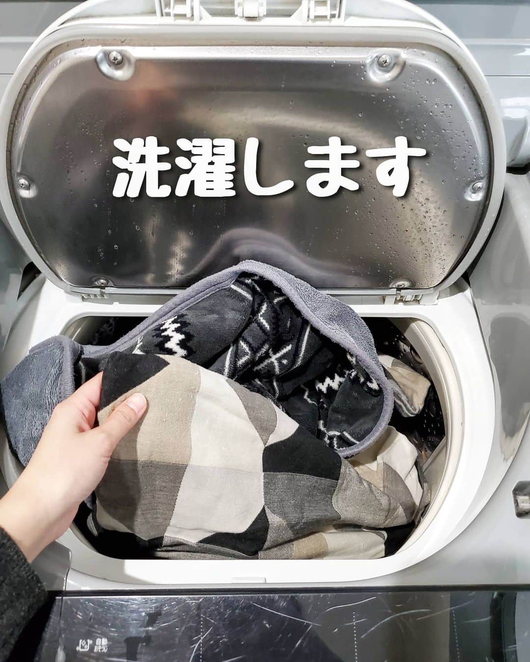 koyukkuma 一条工務店さんのインスタグラム写真 - (koyukkuma 一条工務店Instagram)「• #くまさんの掃除記録2021 • リビングの掃除は毎日掃除機かけて何日かに1回ブラーバを動かすぐらい。 • 誰も居ない日とやる気が出た時はさっきのにプラスで ⇨毛布とクッションカバー洗濯 ⇨ソファーの隙間のゴミ取り ⇨ソファーのコロコロ ⇨ソファーの臭い消し ⇨リビングテーブル磨き ⇨テレビ画面磨き • ………をします。 このフルコース版は月1ぐらいかな？ • ソファー掃除だけならもう少し頻度上げてます😊 • 平日は学校幼稚園で昼間おらんけど、カビゴンが休みやとポケモンの笛がないので対処できず(？)その時点でリビング掃除せんくなる。 • 誰もいない平日やったとしても私のやる気がなければ(ただの言い訳)掃除せん。 • そんなことを言ってるとリビングがピッカピカになるのは月1かお友達が来る時だけ😇 • しかも今はお友達呼ぶの控えてるから🤭 コロナ前はしょっちゅうお友達が遊びにきてくれてたから、家がキレイに保てるんよね💦 • で、まぁ今日は素晴らしくお天気よくて気分がいいので、お掃除スイッチONできたって話です！ • おうちキレイってみんな言ってくれるけど大して掃除出来てないのでした🤫しーーーっ • これだけ頑張ってリセットしても夕方になったらリセットのリセットです😇😇😇 • 全国のママさん、今日もお疲れさまです🌱」2月2日 13時22分 - kumasan_ismart