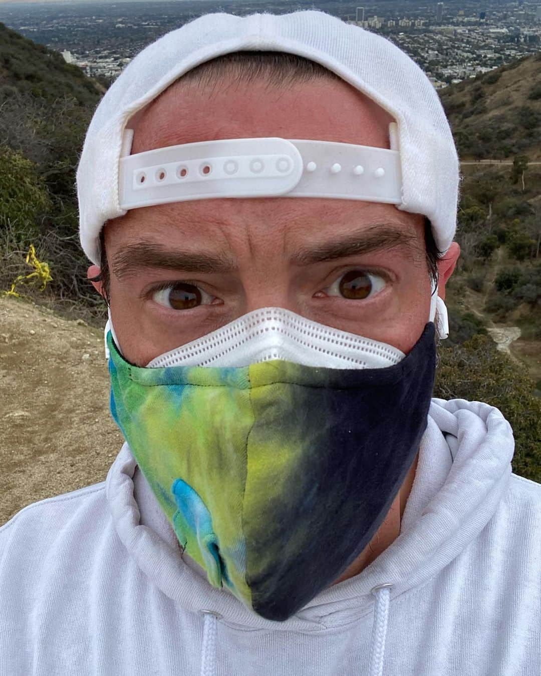 ケヴィン・スミスのインスタグラム：「Today I hiked @runyoncanyon for the first time in a month. A mask-less passerby told me “Two masks is overkill.” I replied “Batman wears a mask.” The Mask-less guy looked at me like I was an idiot. In moments like this, instead of arguing, I like to counter unsolicited opinion with unsolicited fact. #KevinSmith #wearamask」